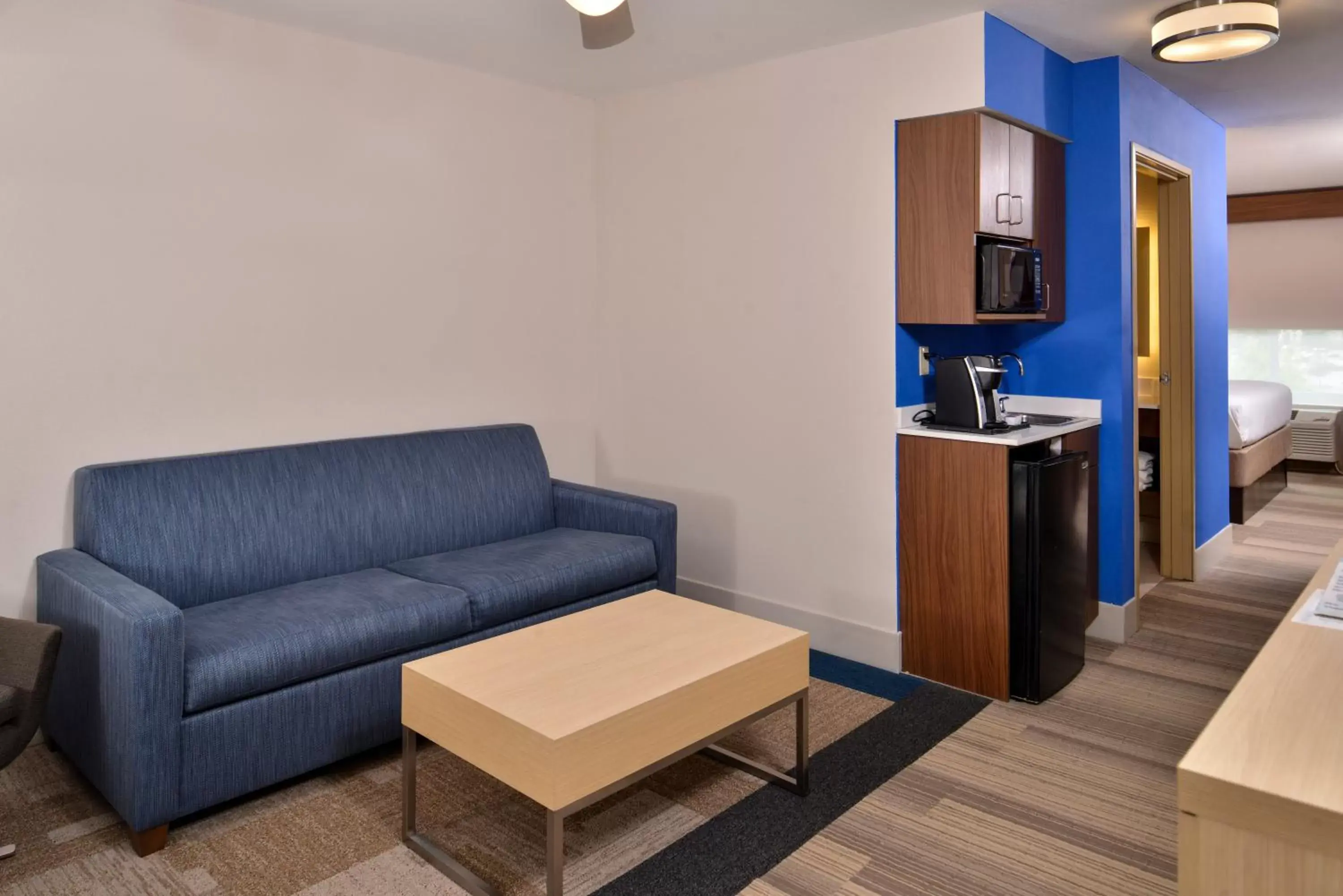 Photo of the whole room, Seating Area in Holiday Inn Express Hotel & Suites Cincinnati - Mason, an IHG Hotel