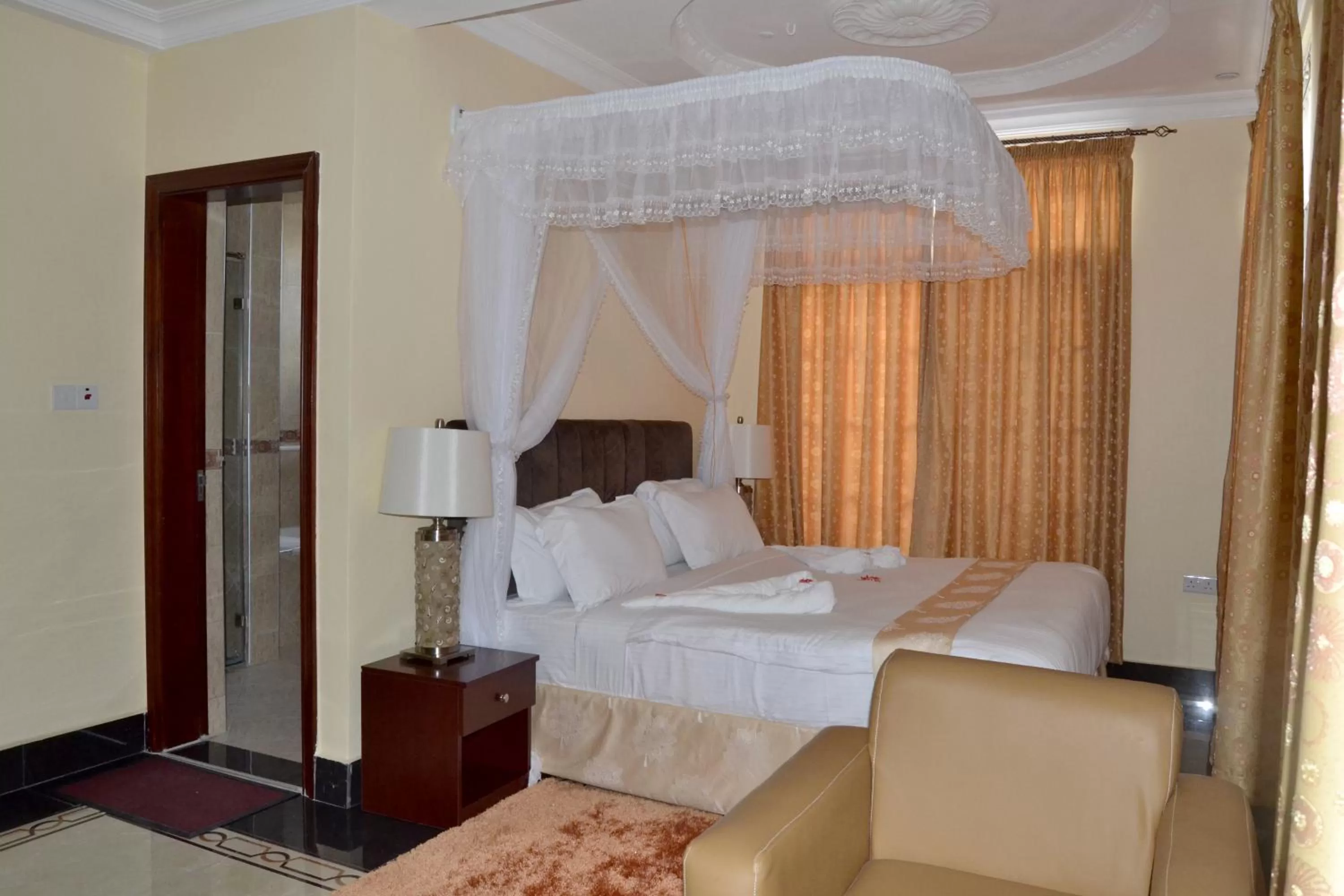 Photo of the whole room, Bed in Lantana Hotel