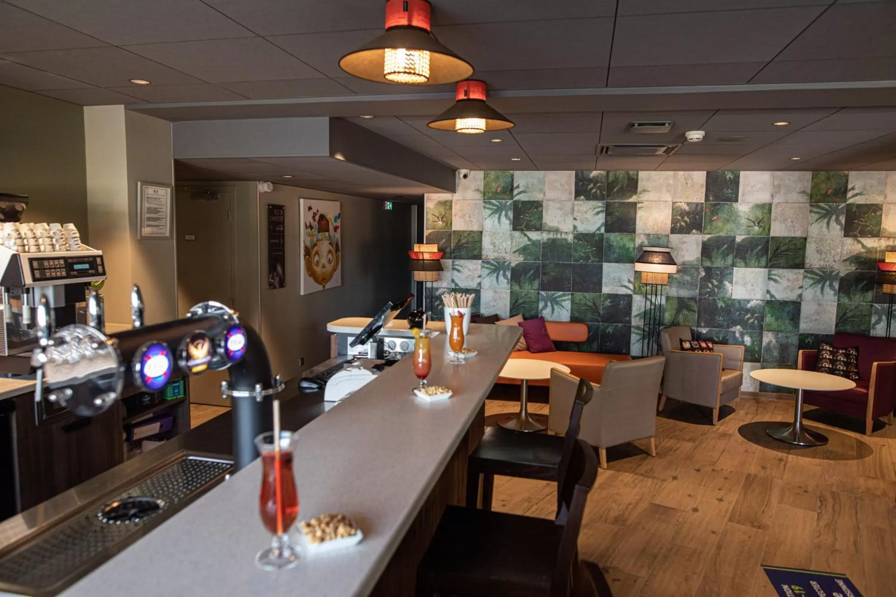 Lounge or bar, Restaurant/Places to Eat in ibis Styles Clermont-Ferrand Aéroport