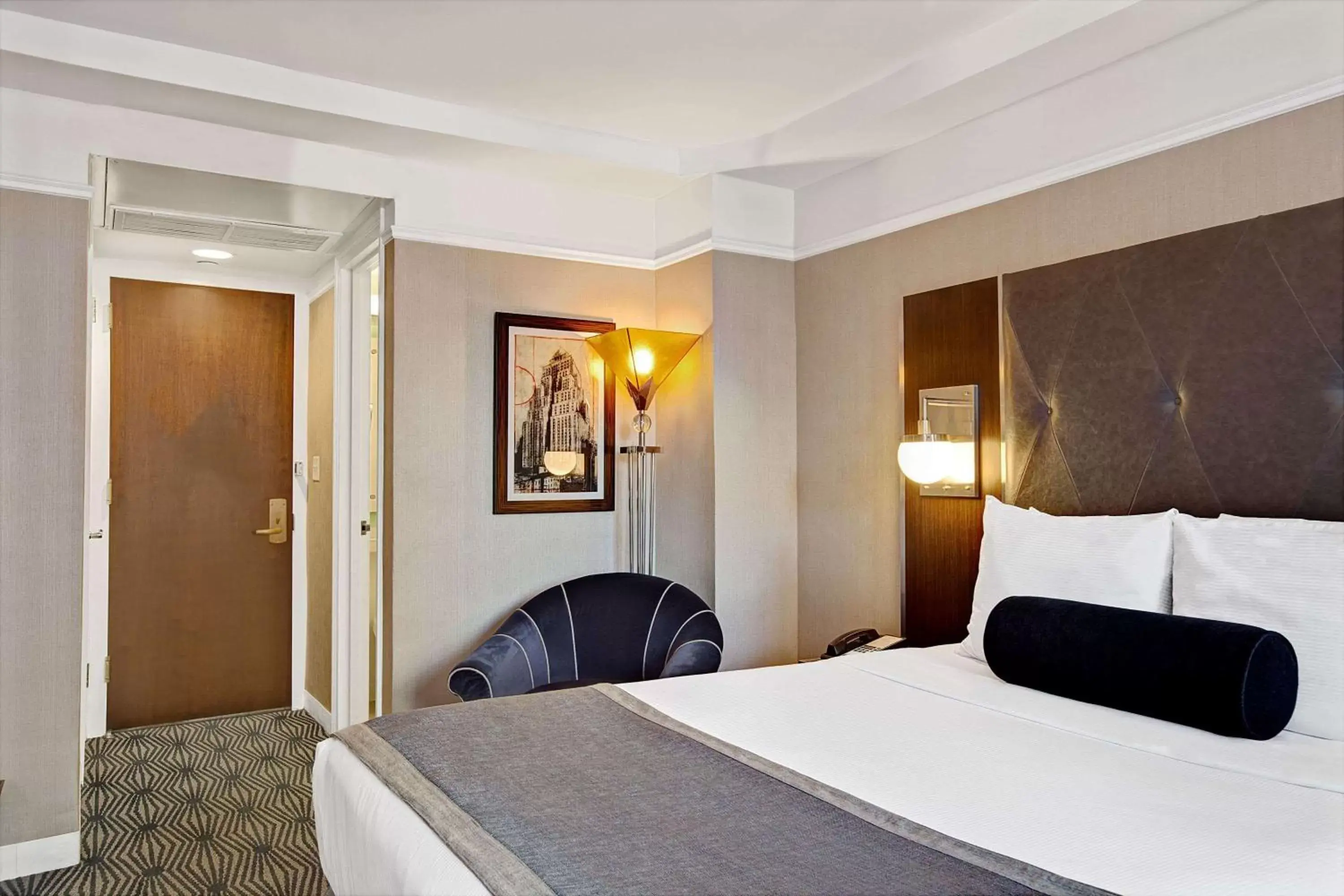 Photo of the whole room, Bed in The New Yorker, A Wyndham Hotel