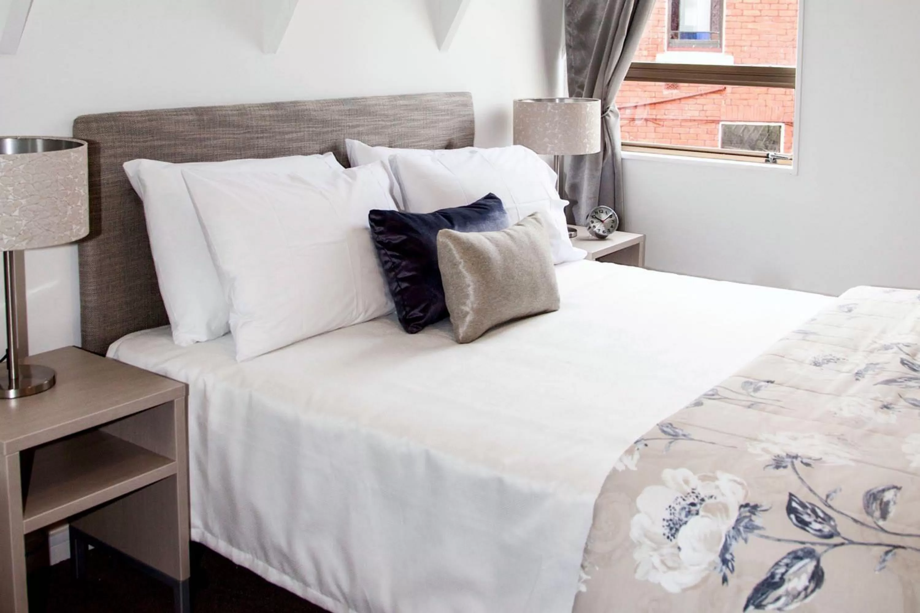 Bedroom, Bed in Aria on Bank