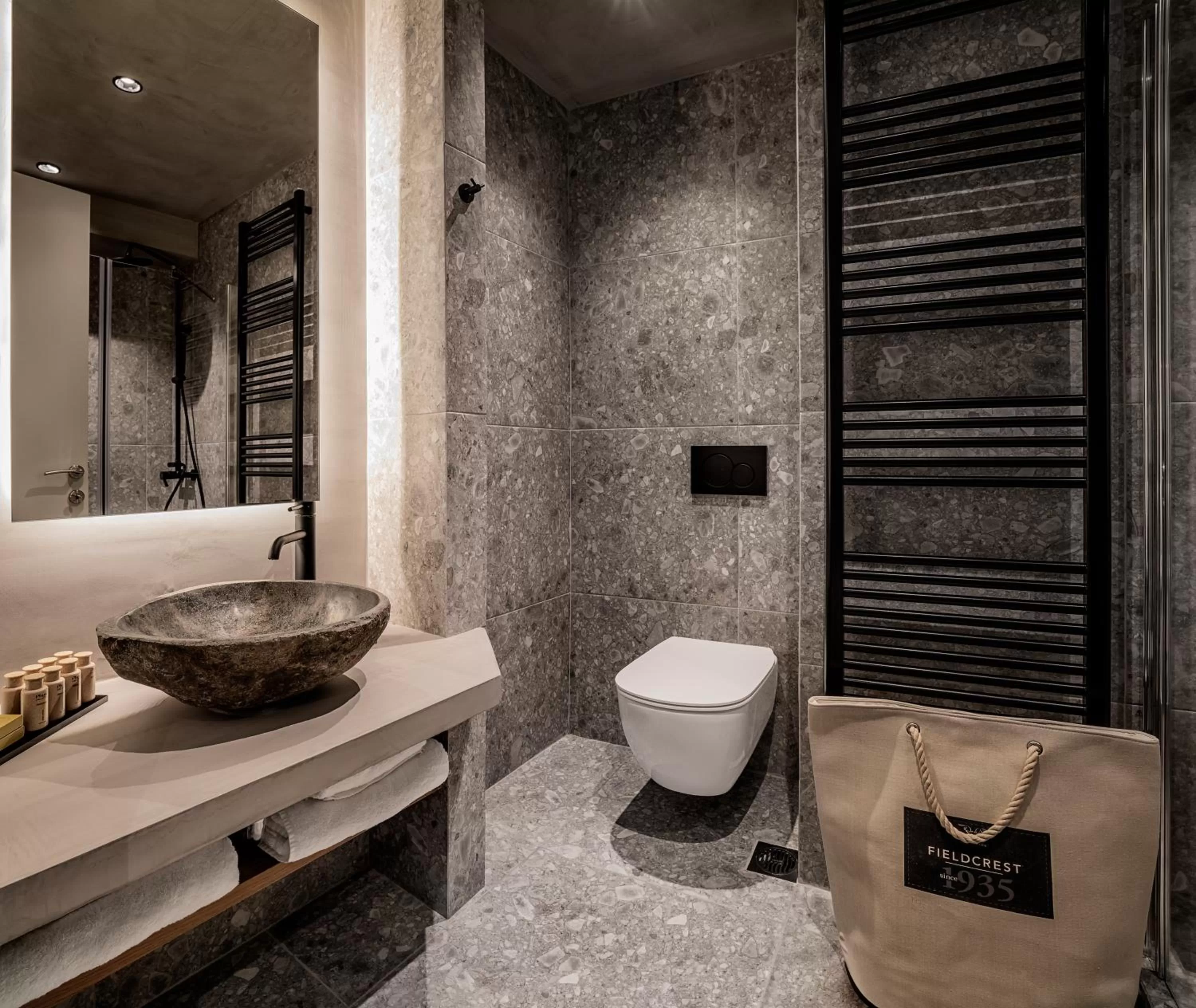 Bathroom in Bob W Athens Akadimia