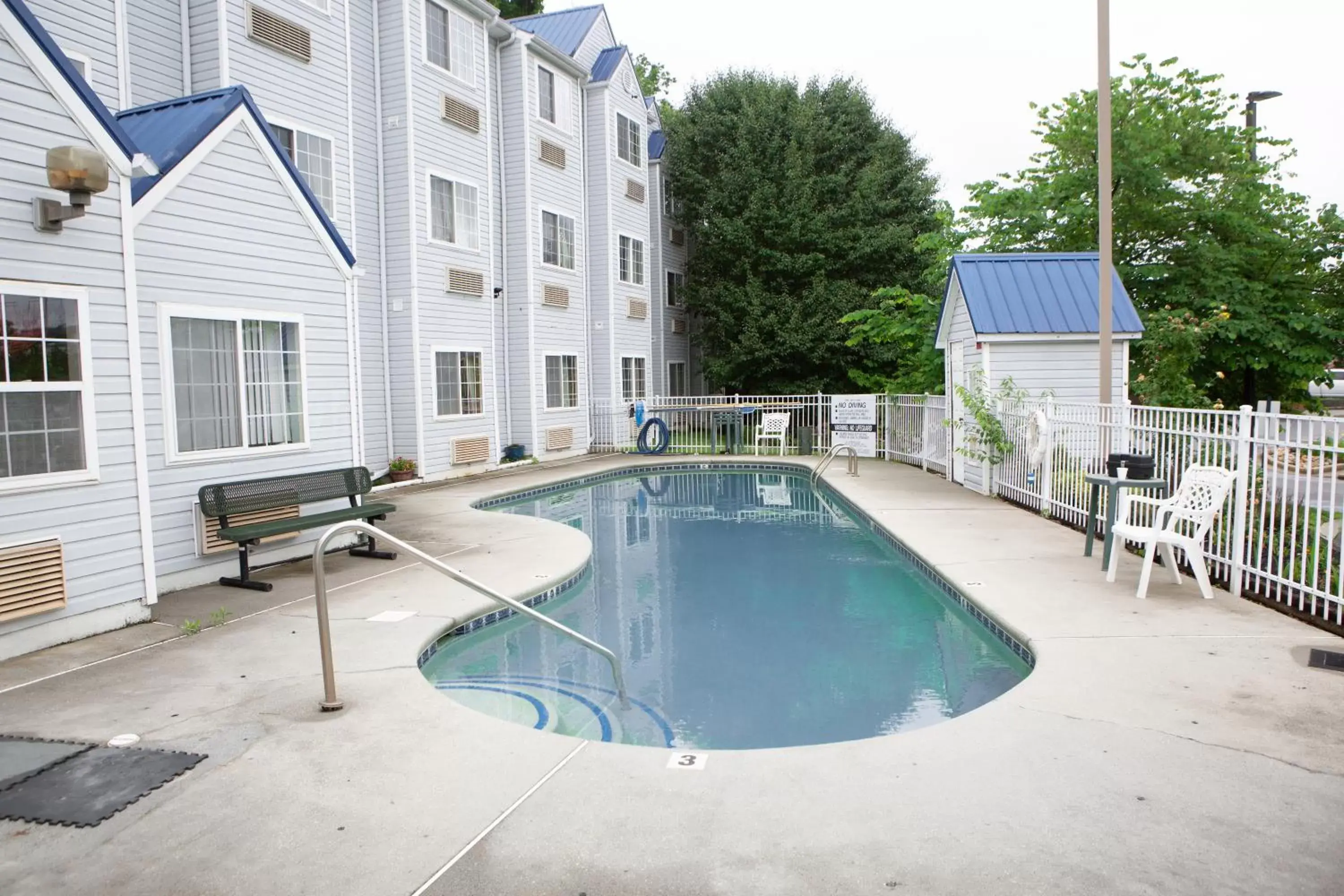 Swimming Pool in Guest Inn Pigeon Forge