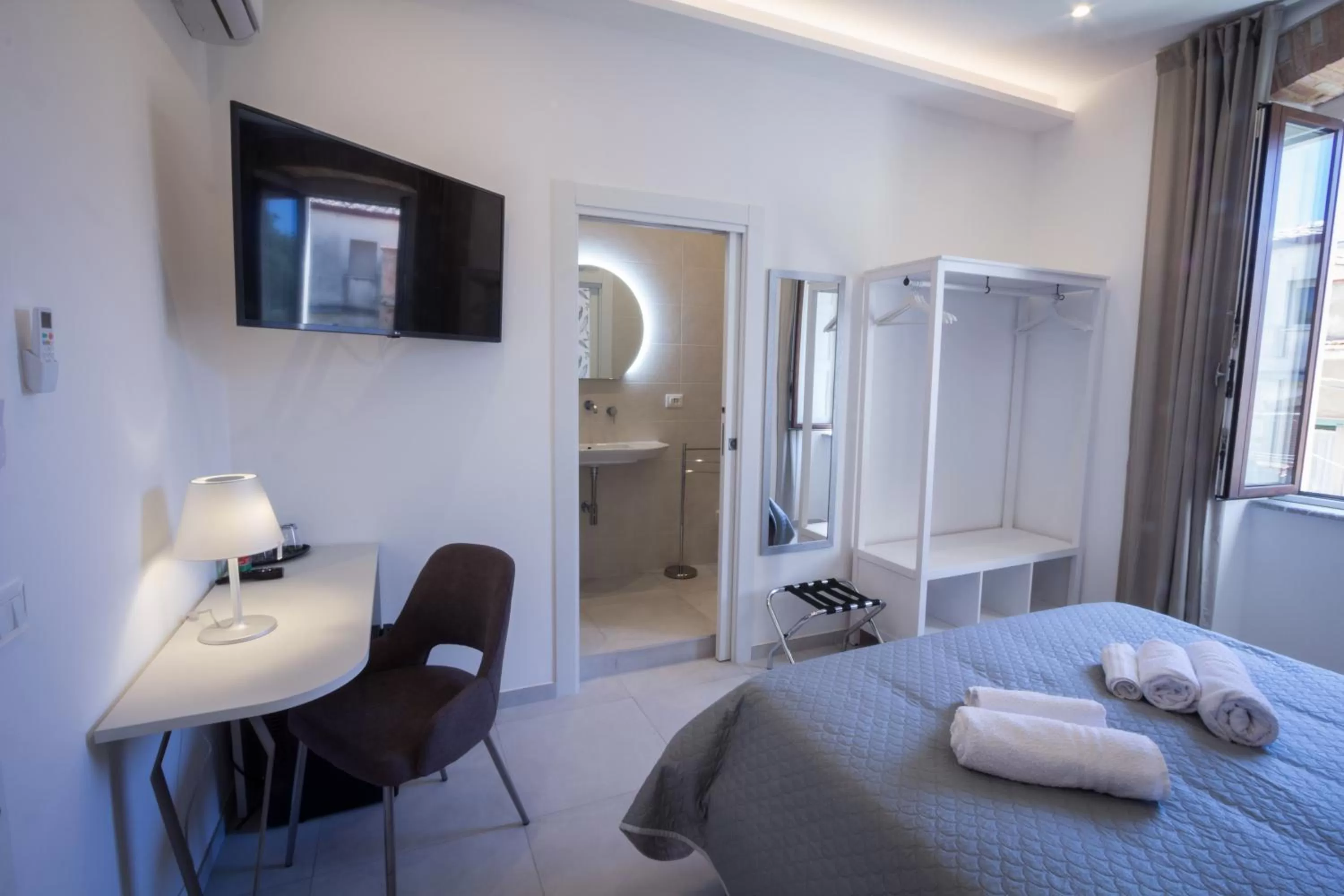 TV and multimedia, TV/Entertainment Center in Villa Valverde Apartments e B&B