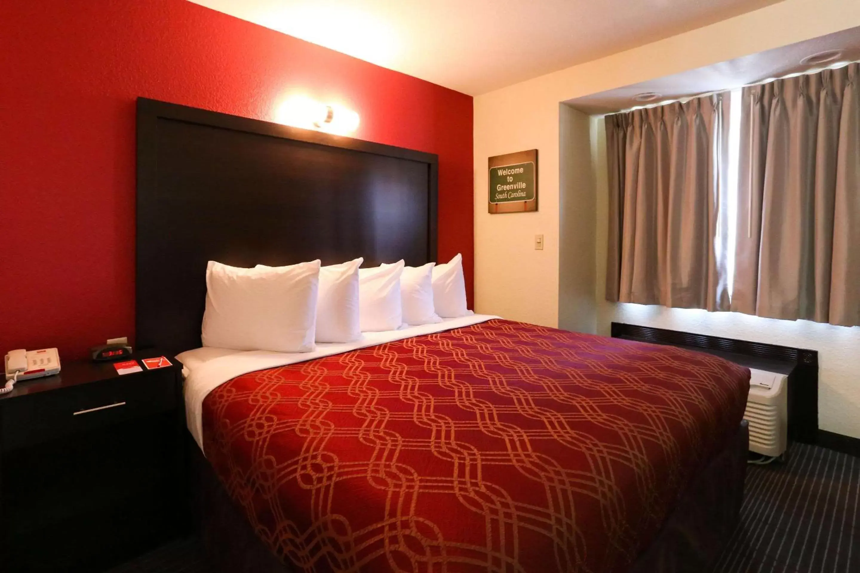 Photo of the whole room, Bed in Econo Lodge Inn and Suites Greenville