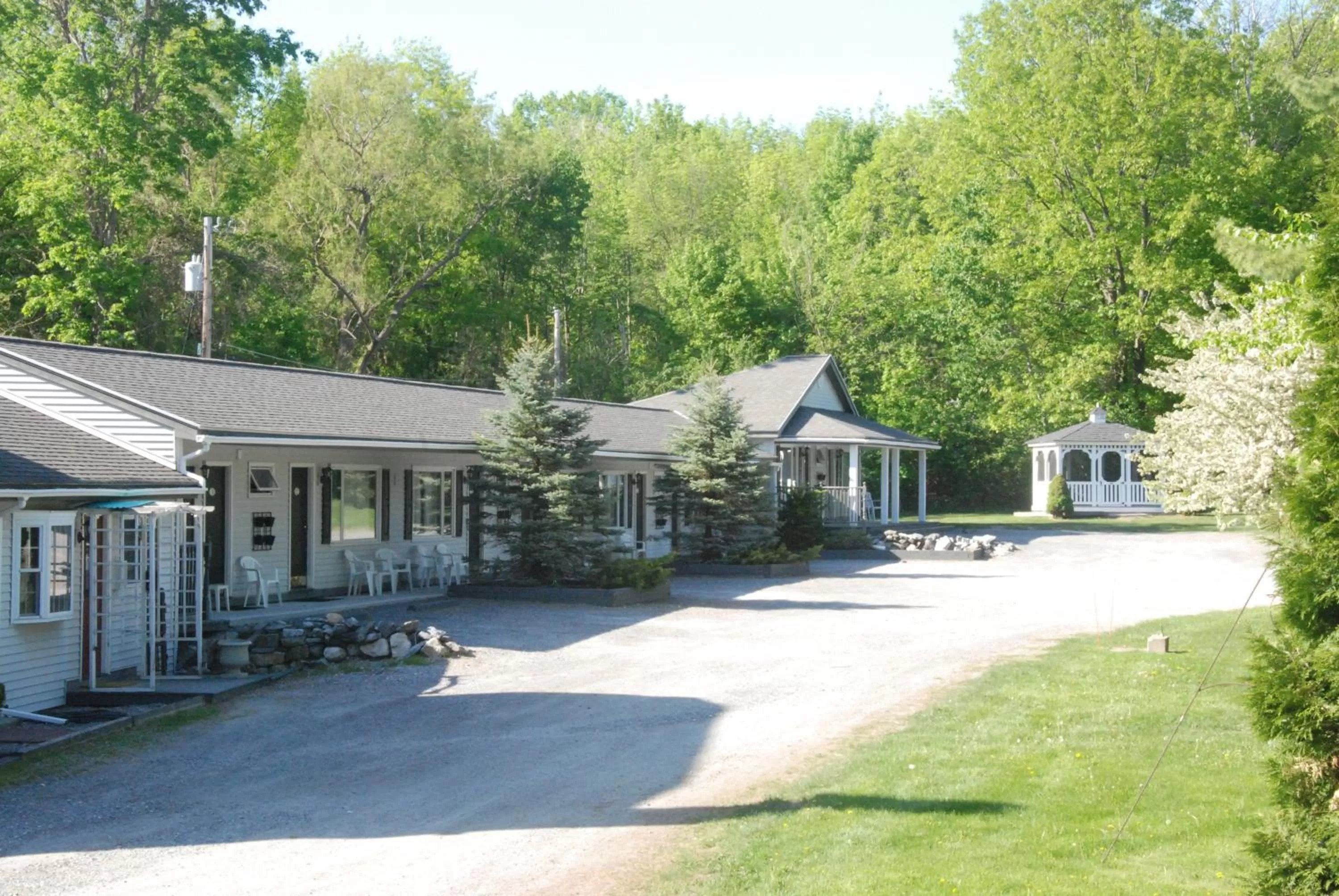 Facade/entrance in Harwood Hill Motel