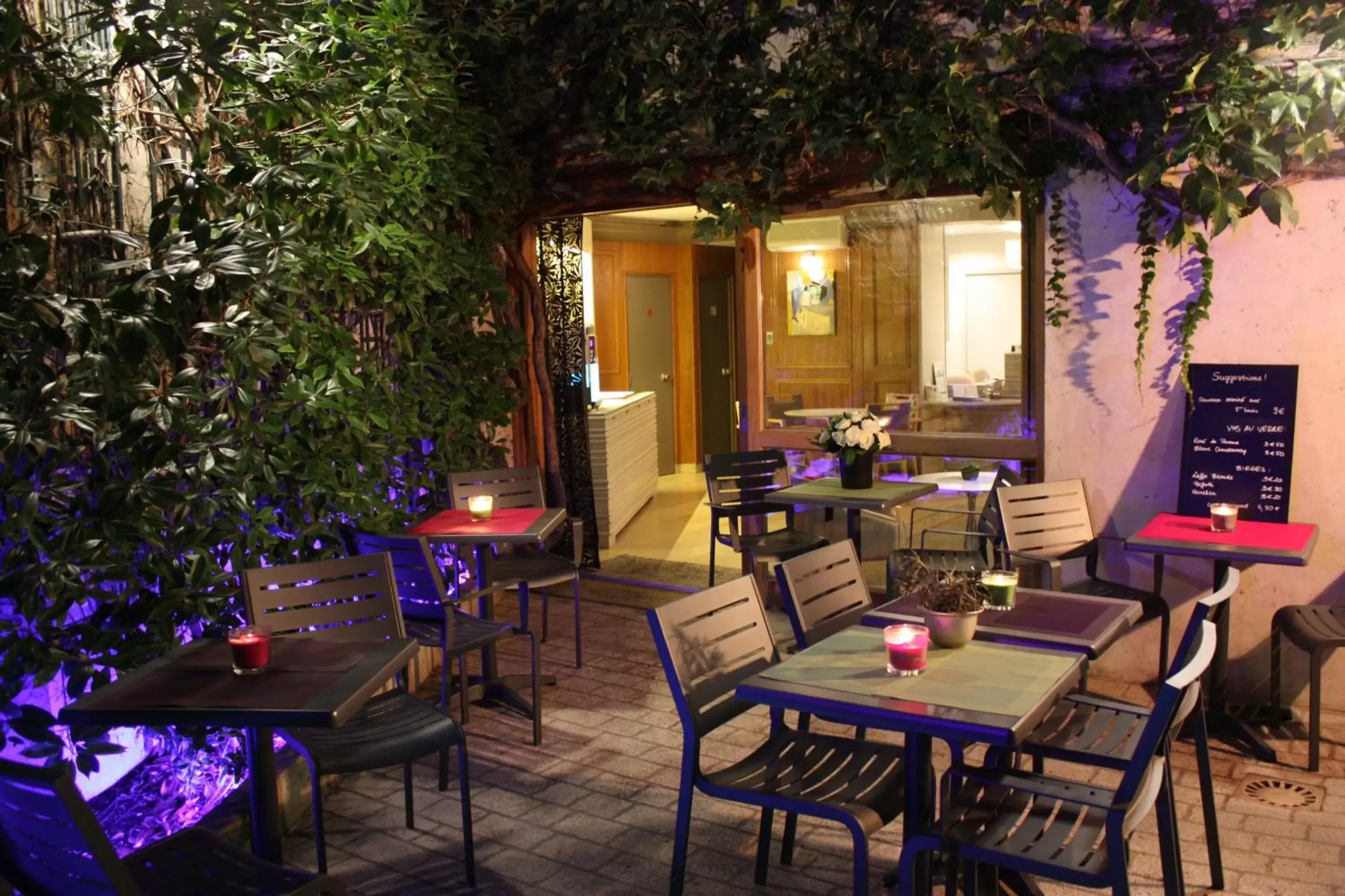 Patio, Restaurant/Places to Eat in Hotel Dauphin