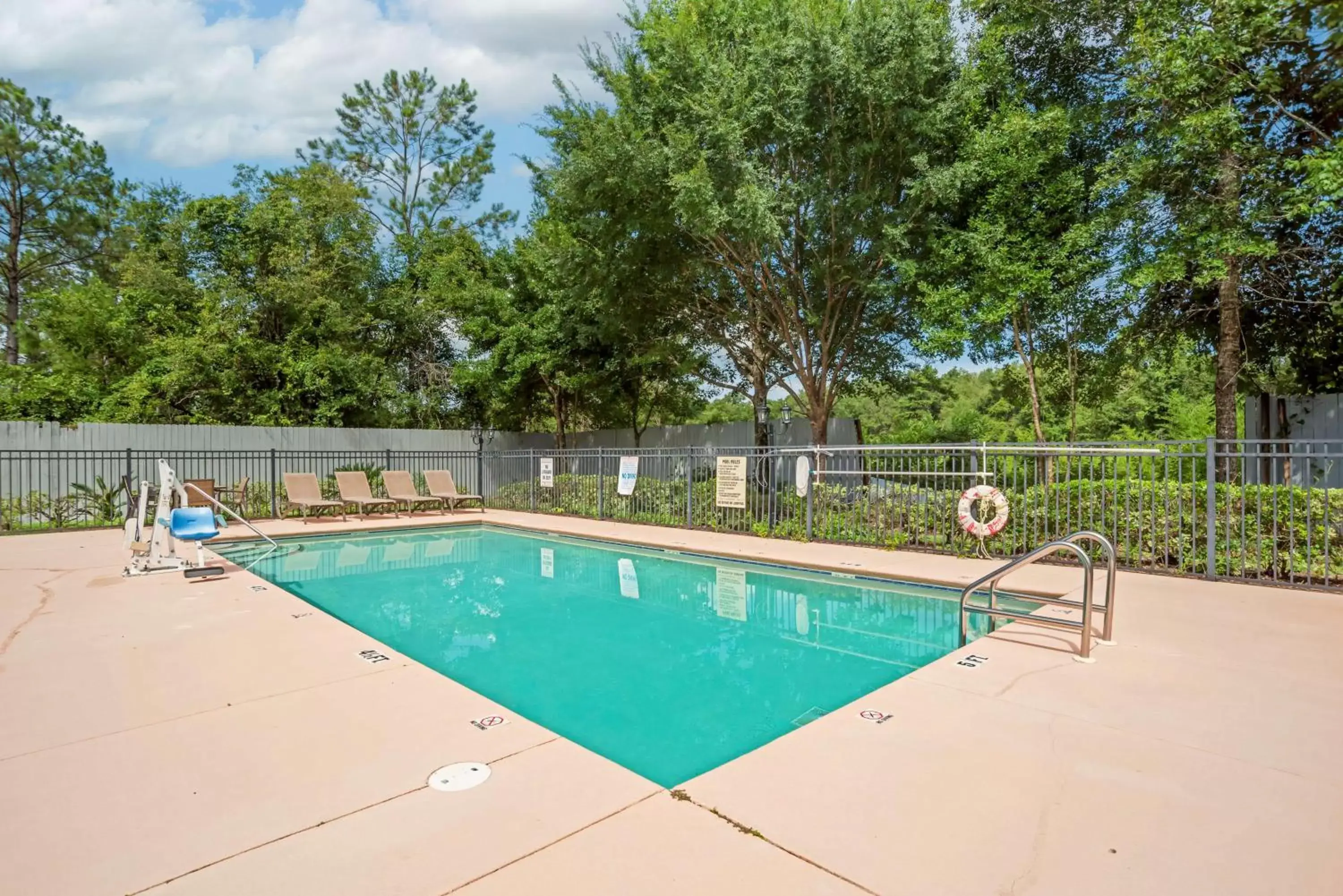 Pool view in Best Western Wakulla Inn & Suites Pool view in Best Western Wakulla Inn & Suites
