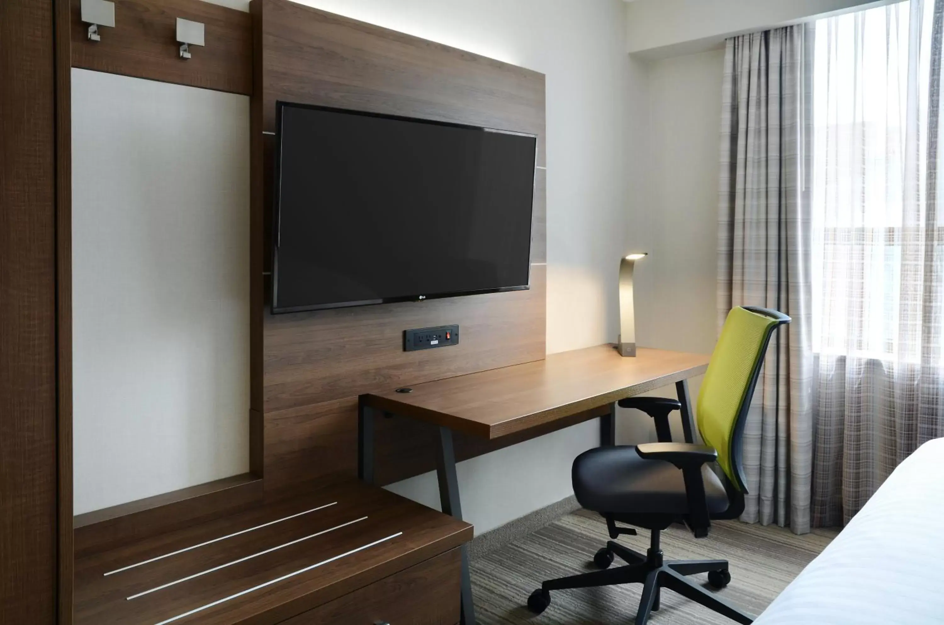 Photo of the whole room, TV/Entertainment Center in Holiday Inn Express Toronto Downtown, an IHG Hotel