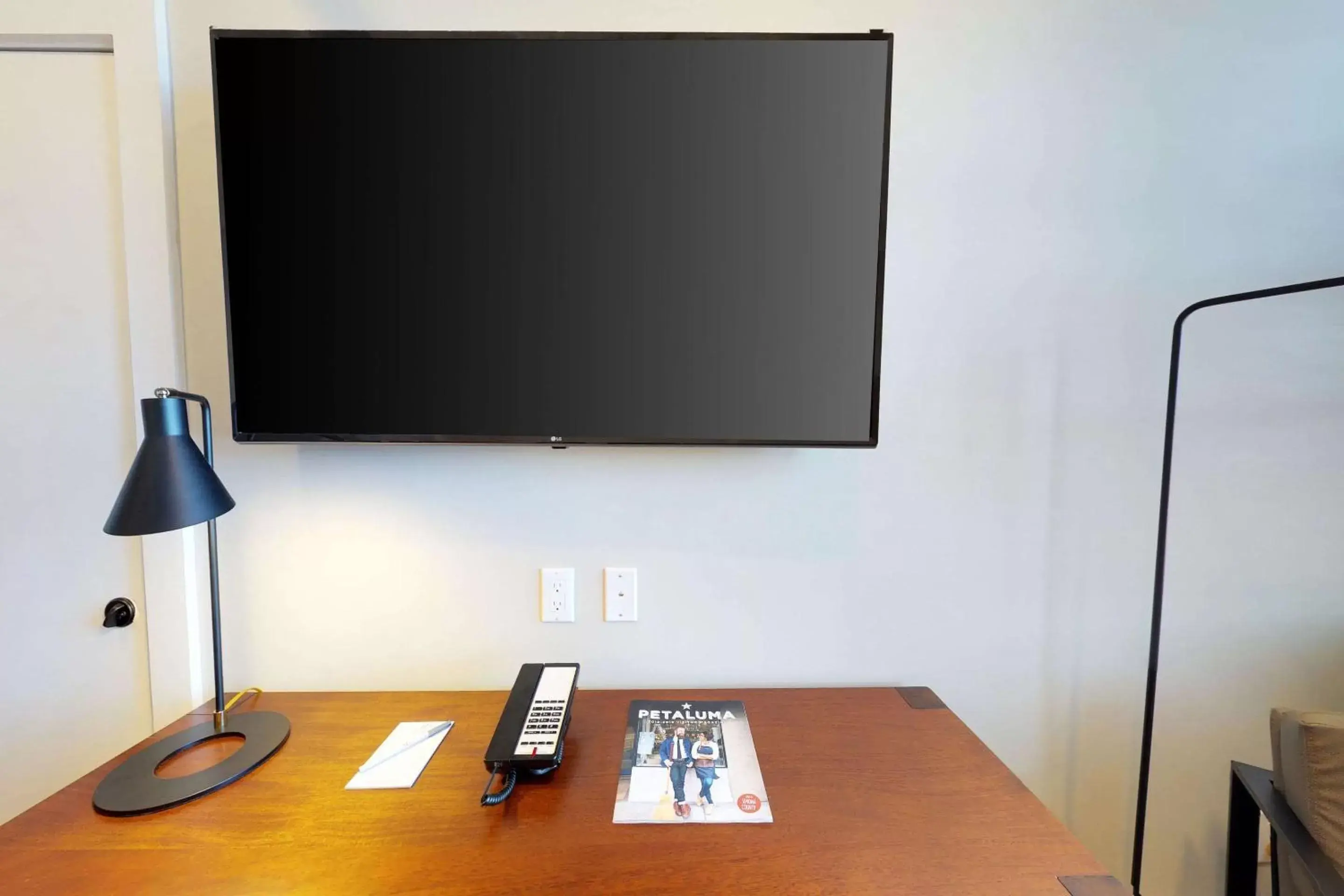 Photo of the whole room, TV/Entertainment Center in Hotel Petaluma, Ascend Hotel Collection