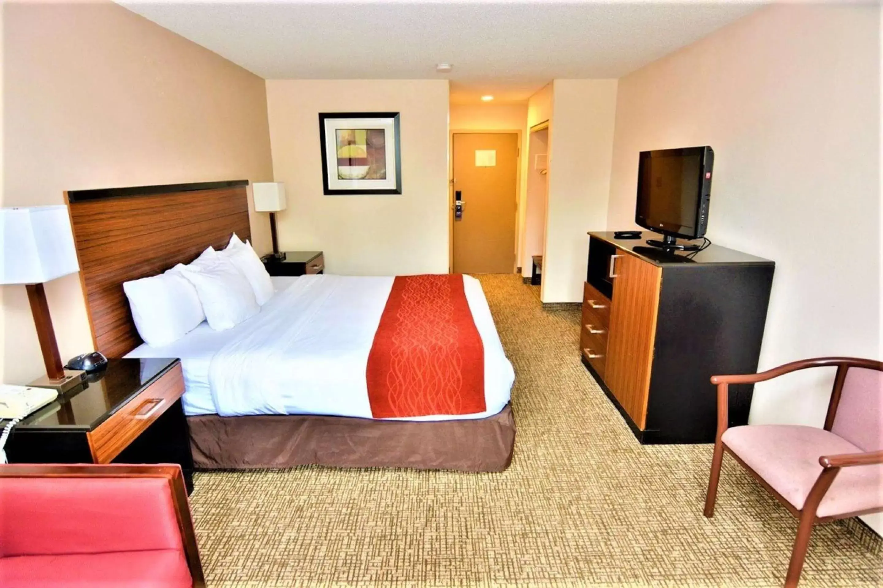 Bedroom, TV/Entertainment Center in SureStay Plus by Best Western Reading North