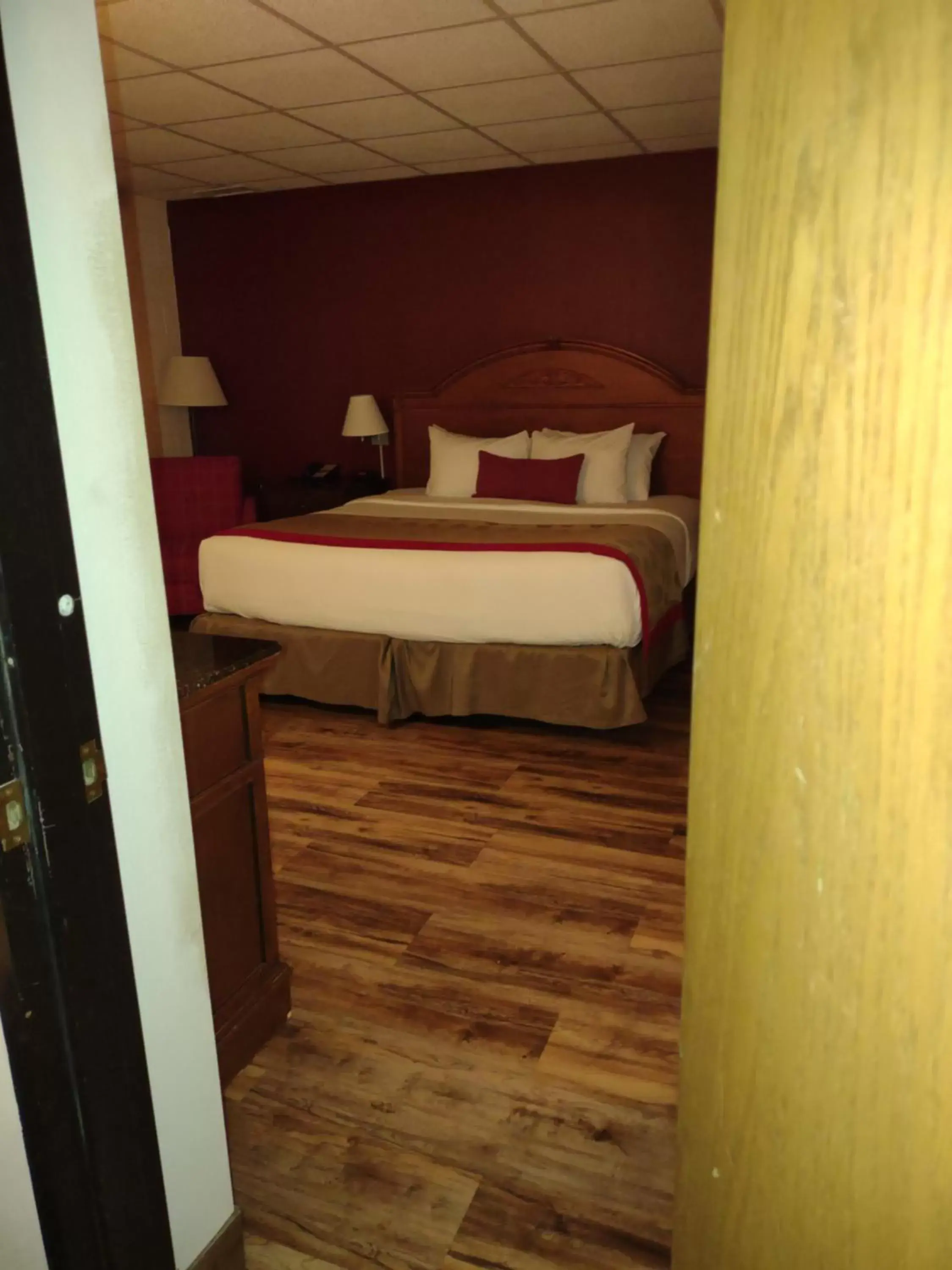 Bedroom, Bed in Ramada by Wyndham Albert Lea