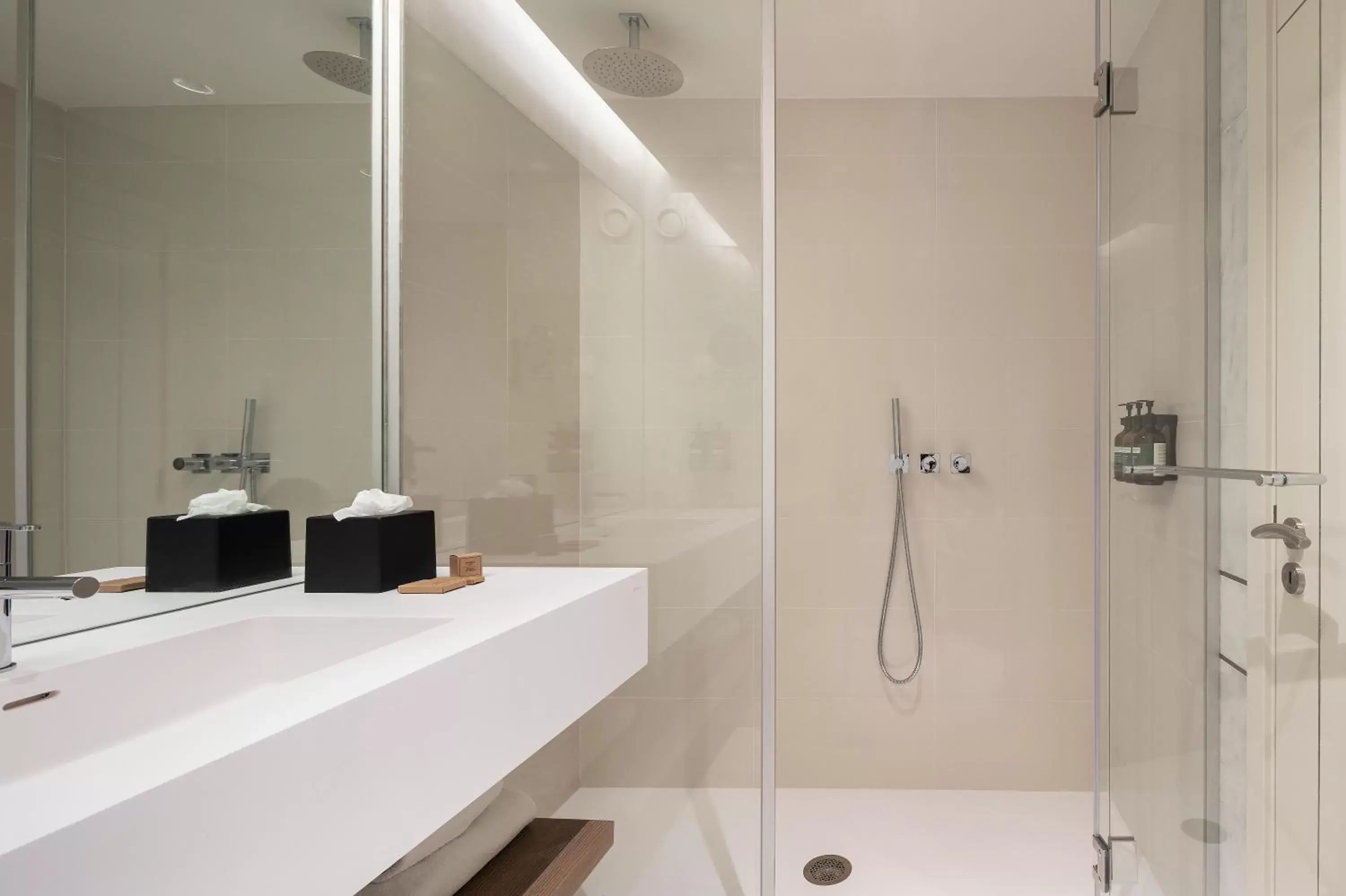 Shower, Bathroom in Crowne Plaza - Caparica Lisbon