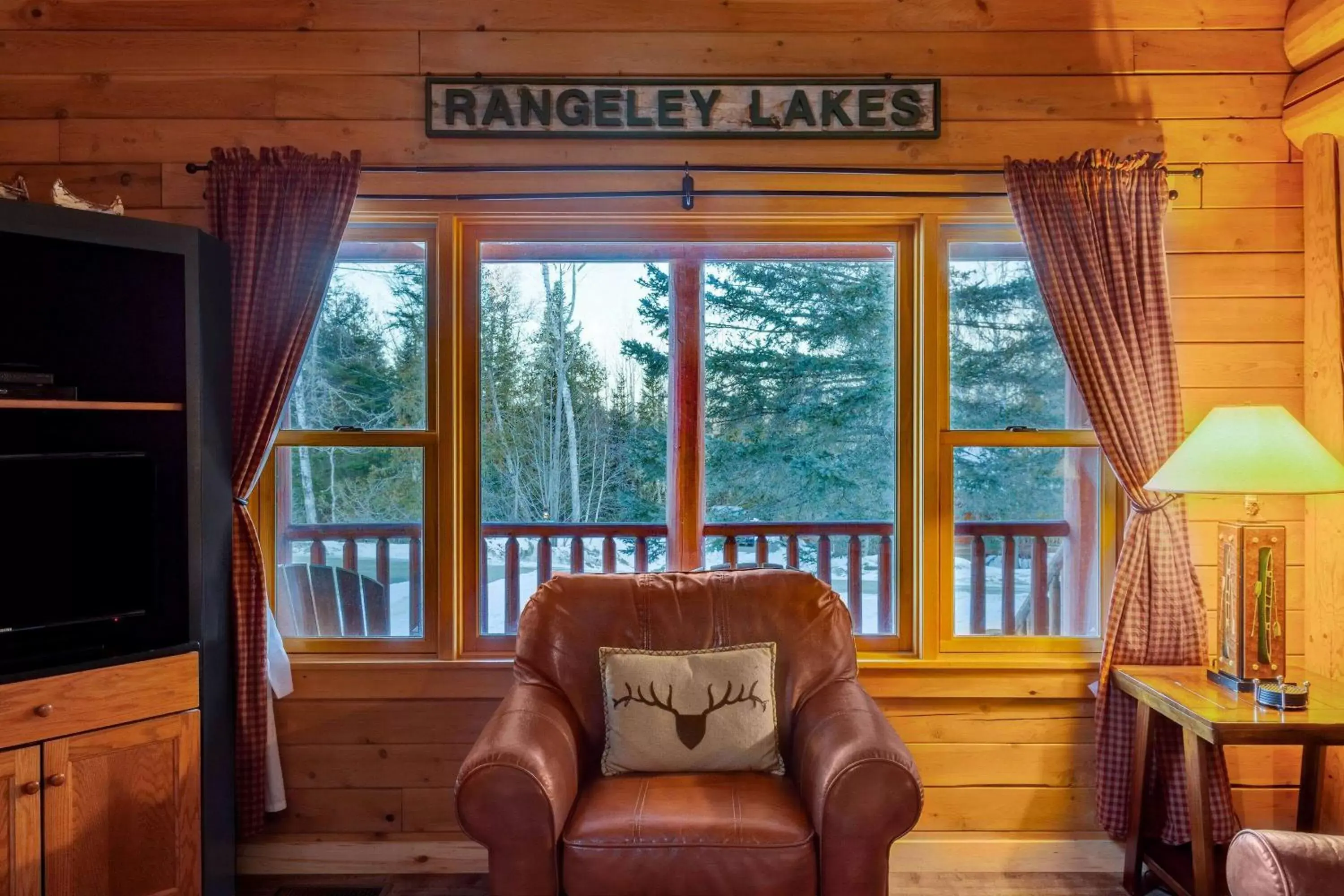 Bed, Seating Area in Rangeley Lake Resort a Ramada by Wyndham