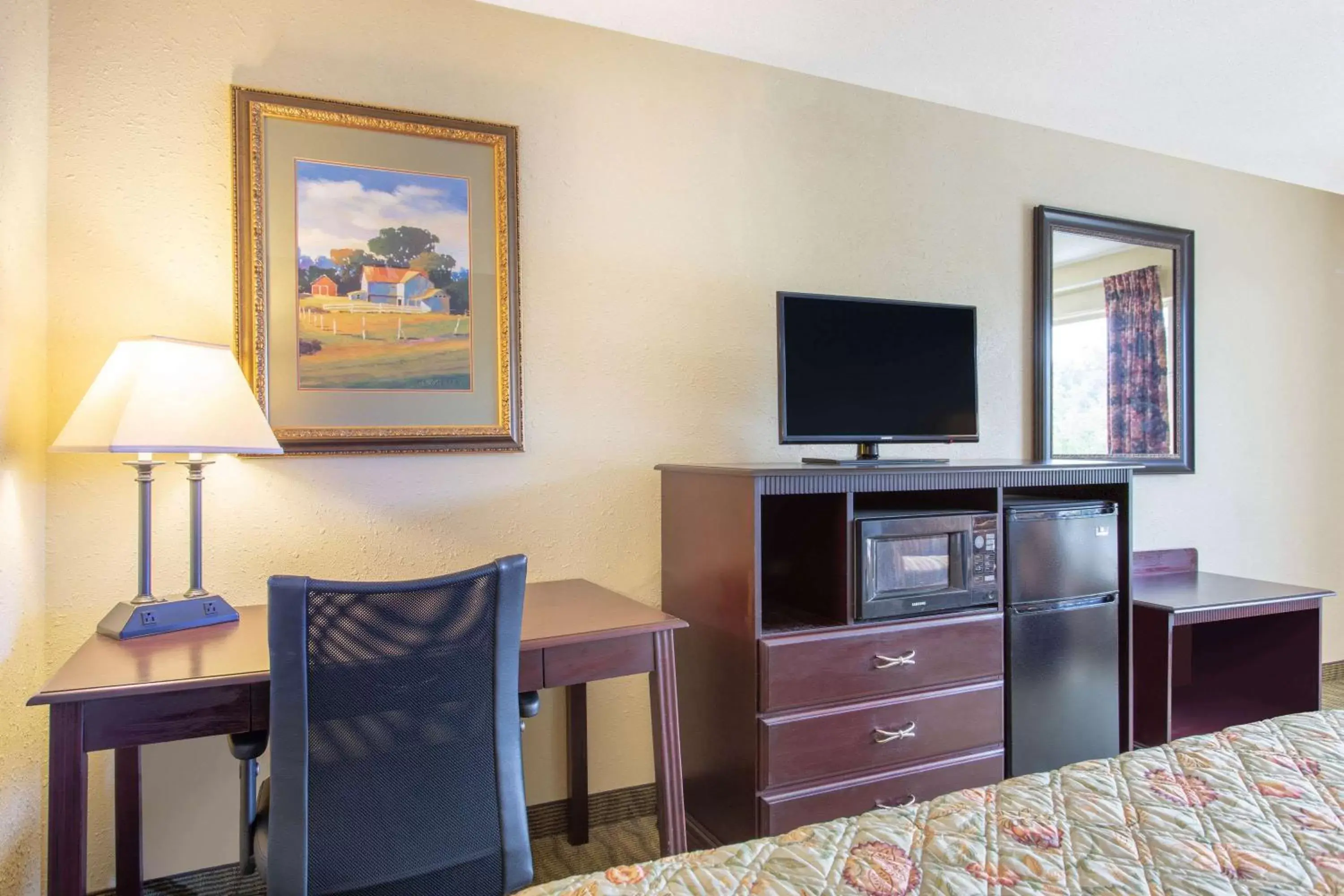 Photo of the whole room, TV/Entertainment Center in Days Inn by Wyndham Lexington