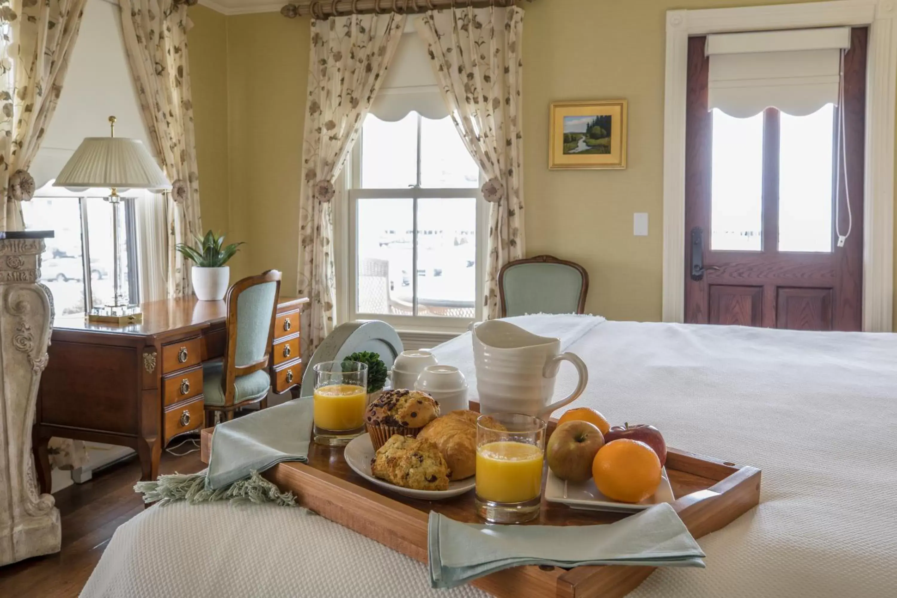 Bedroom, Breakfast in Saybrook Point Resort & Marina