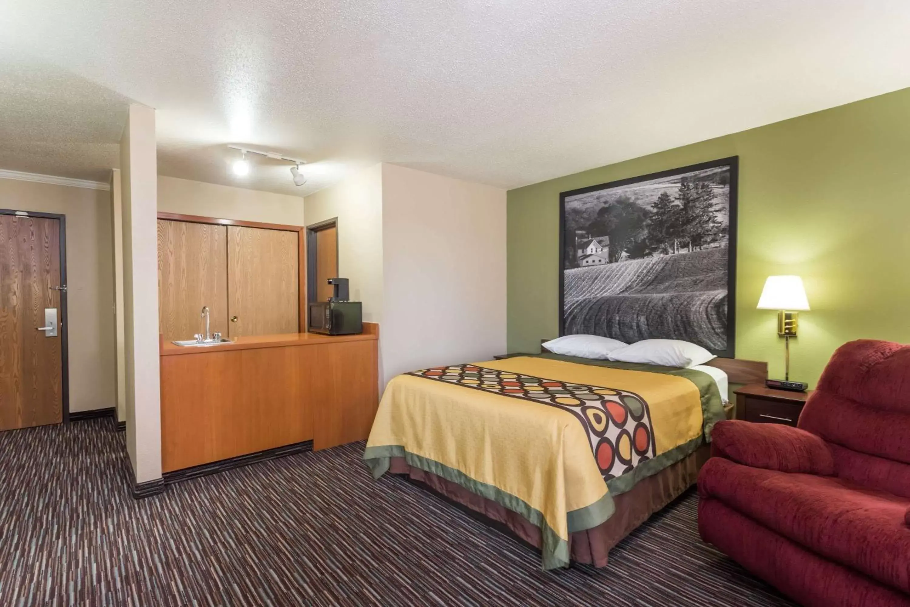 Photo of the whole room, Bed in Super 8 by Wyndham Germantown/Milwaukee