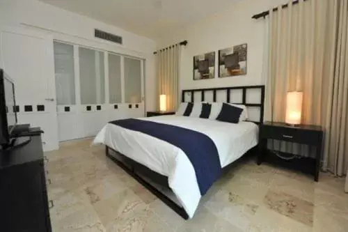 Photo of the whole room, Bed in Watermark Luxury Oceanfront Residences