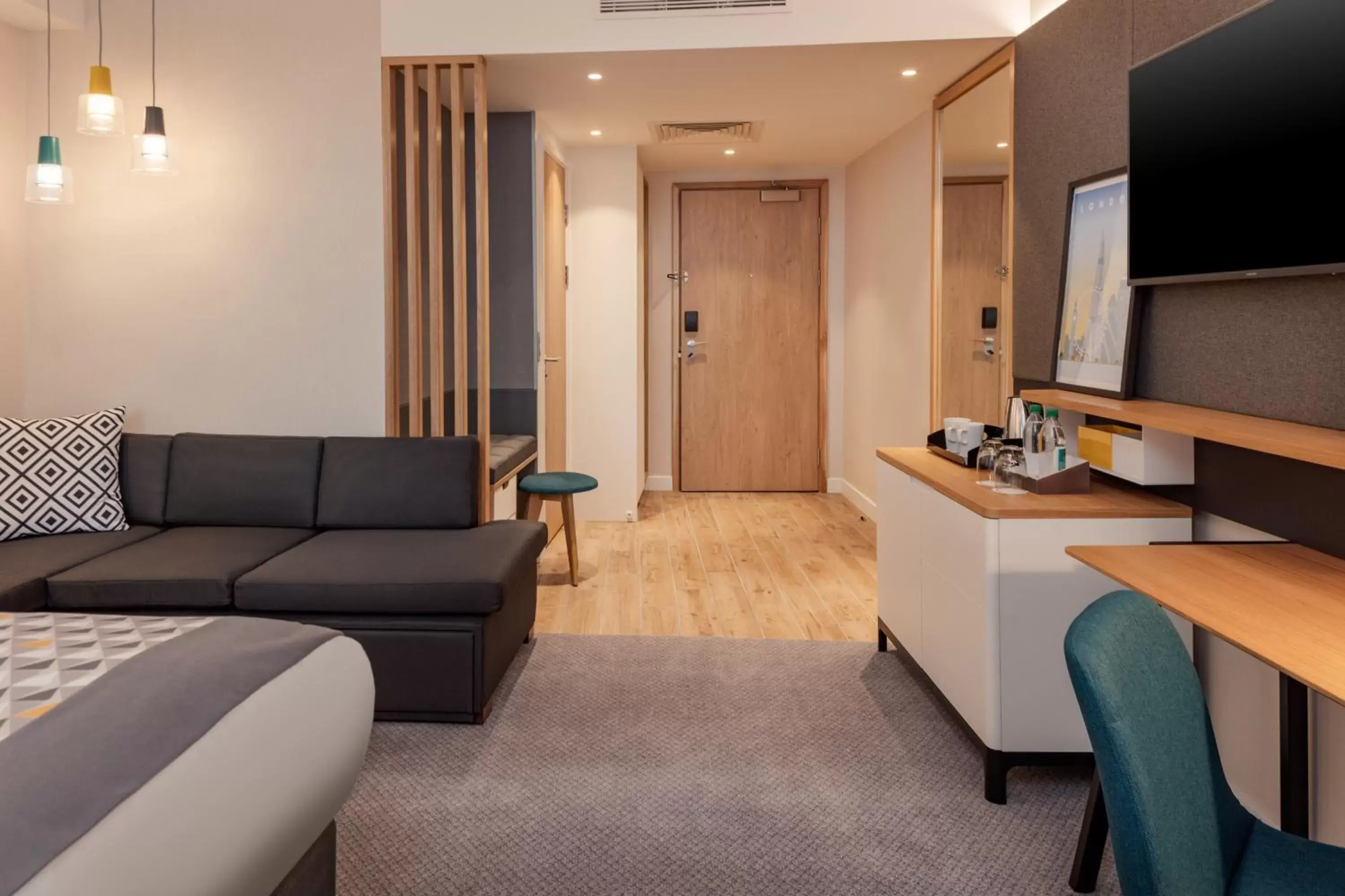 Bed, Seating Area in Holiday Inn London Heathrow - Bath Road, an IHG Hotel