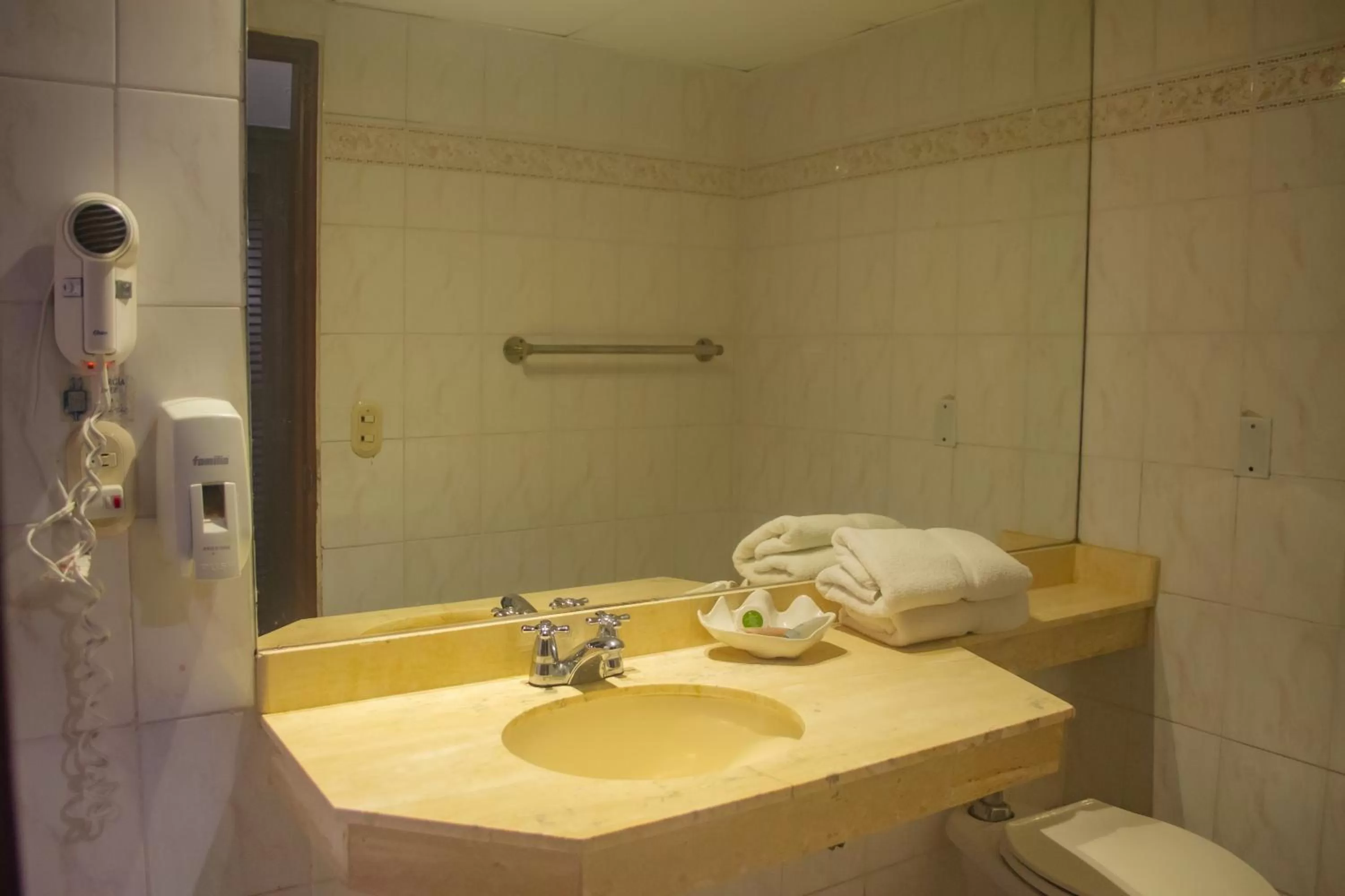 Bathroom in Hotel Faranda Express Puerta Del Sol Barranquilla, A Member of Radisson Individuals