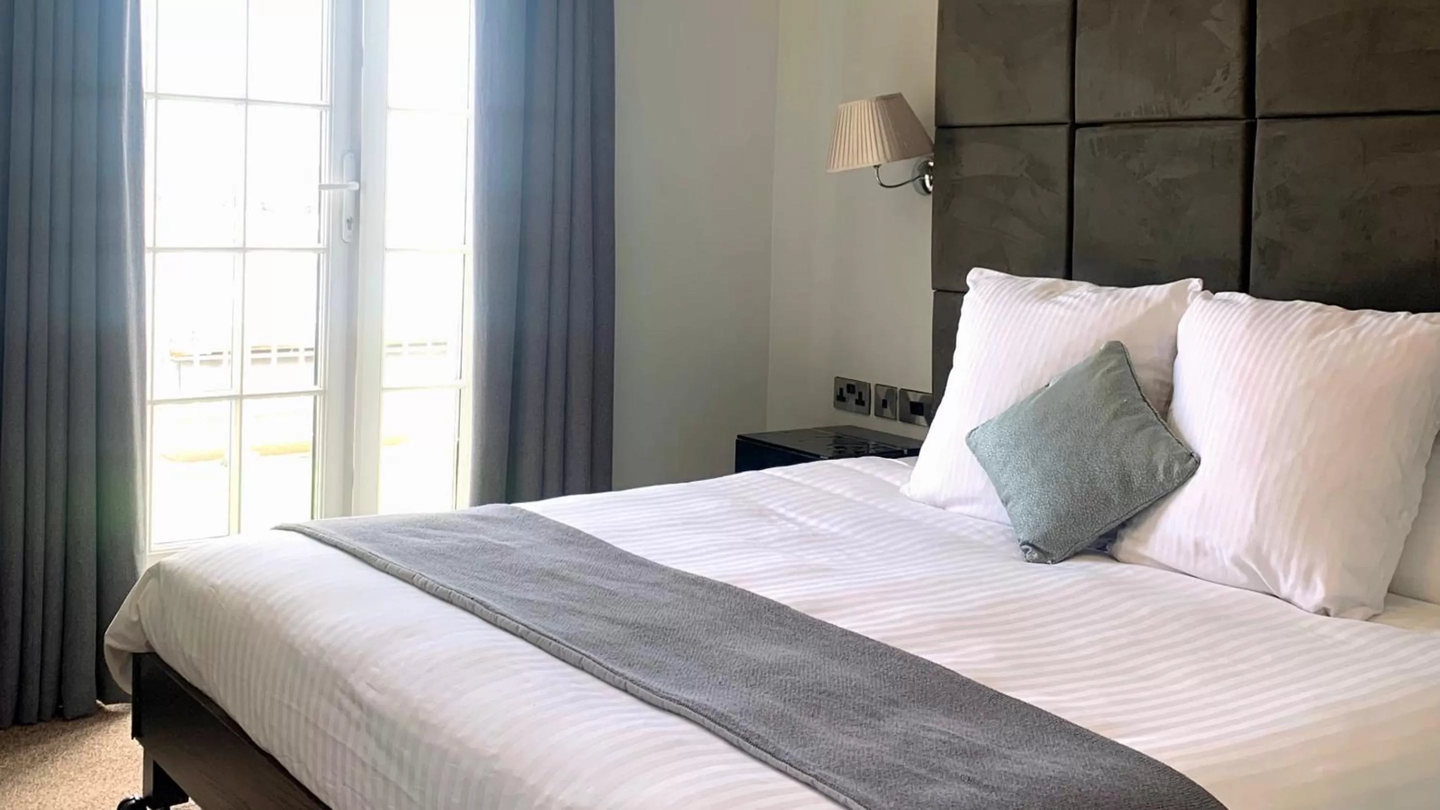 Bedroom, Bed in Cliff Hotel