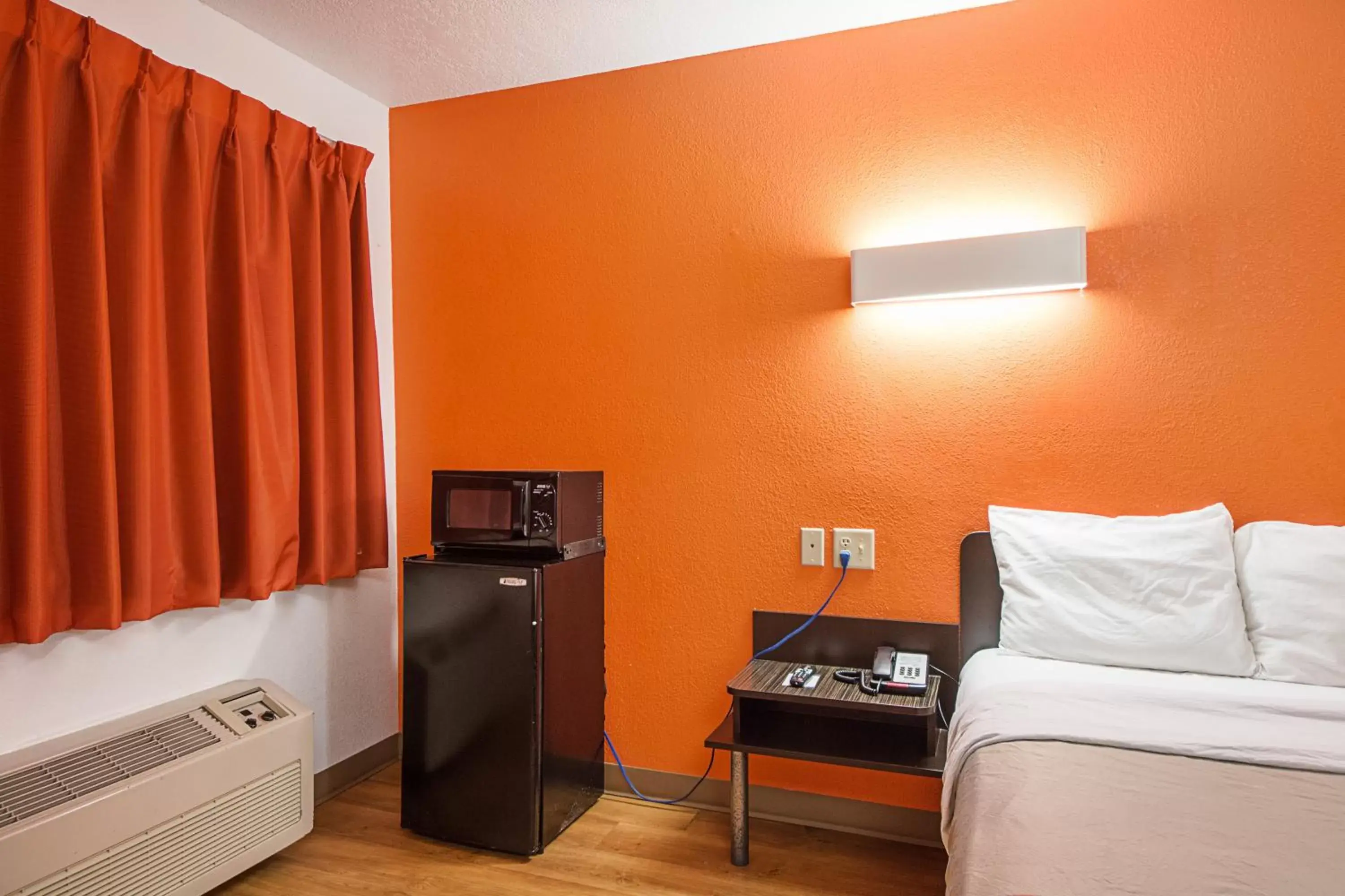 Bedroom, Bed in Motel 6-San Antonio, TX - Fiesta Trails