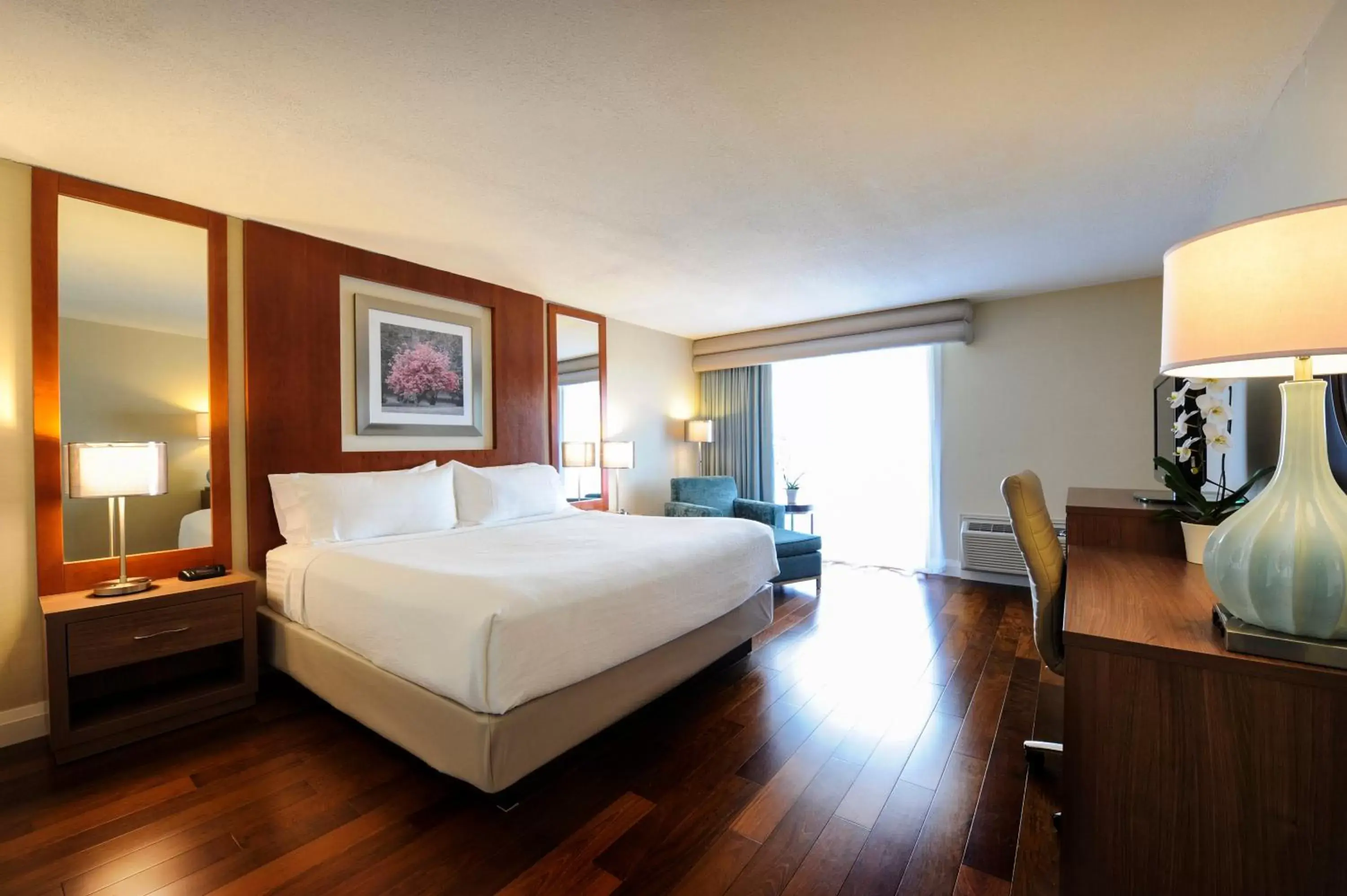 Photo of the whole room, Bed in Holiday Inn Niagara Falls-By the Falls, an IHG Hotel