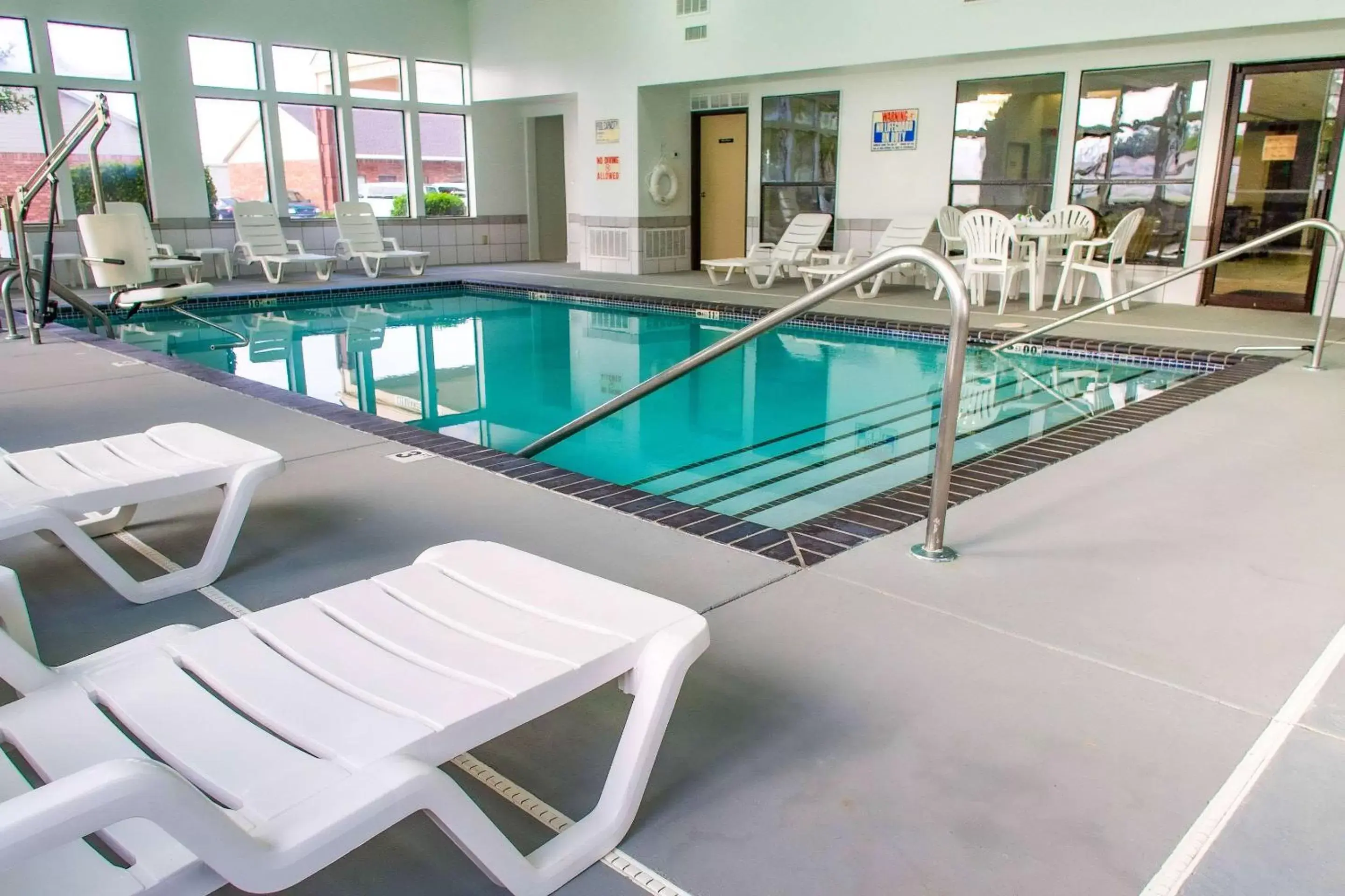 On site, Swimming Pool in Quality Inn Moore - Oklahoma City