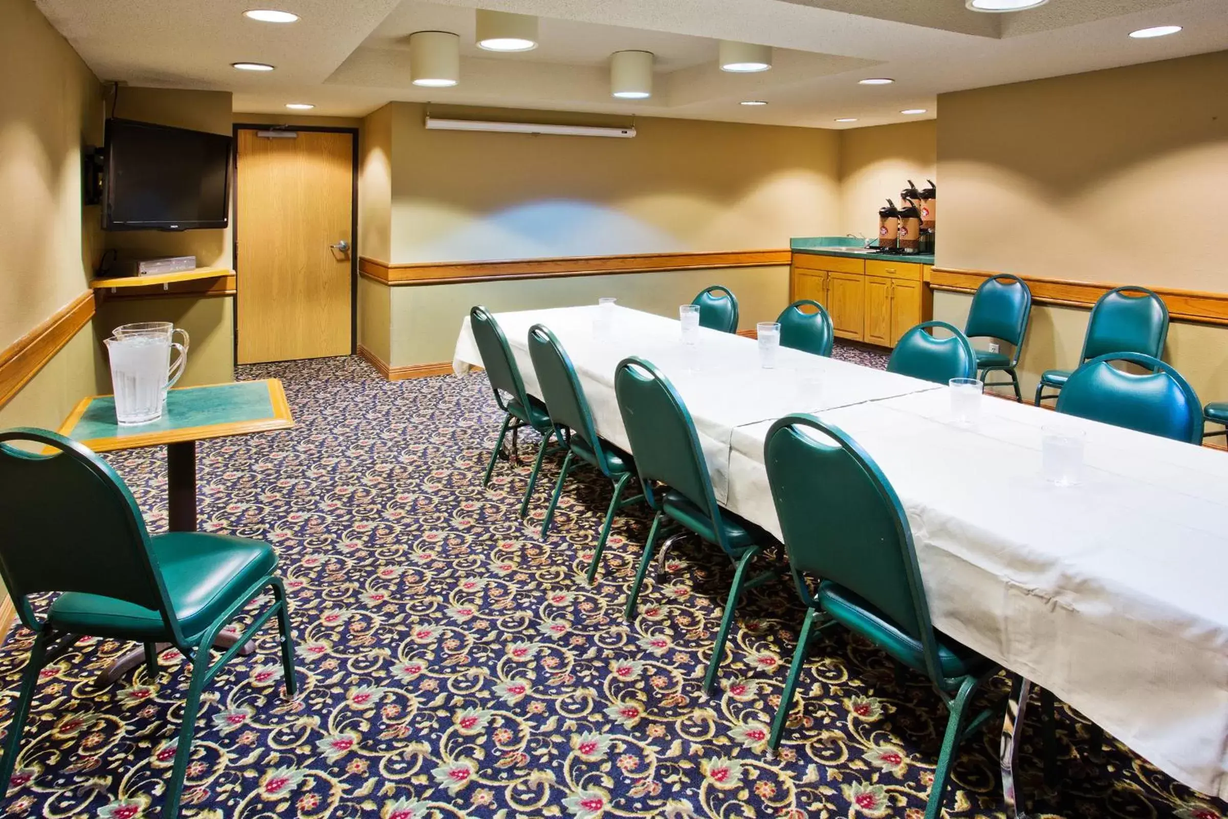 Meeting/conference room in AmericInn by Wyndham Kearney