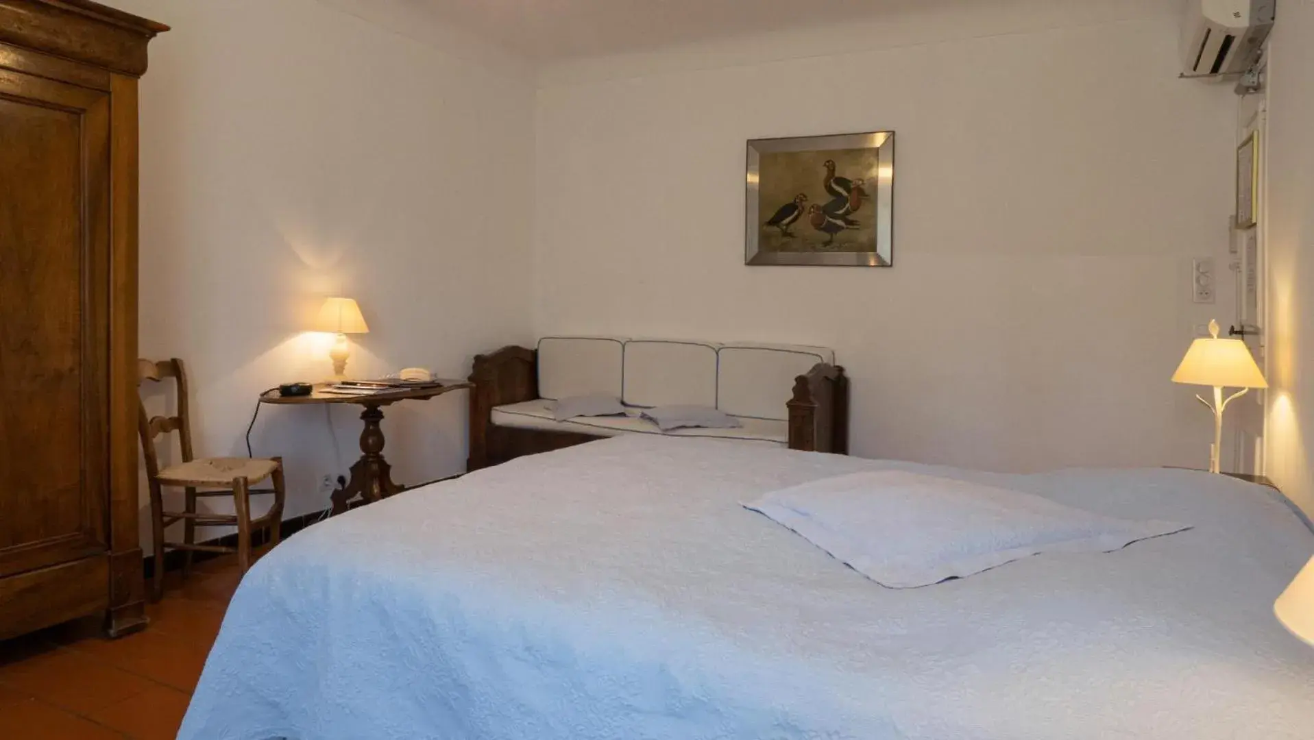 Bed in Hotel-Restaurant Le Moulin De La Camandoule