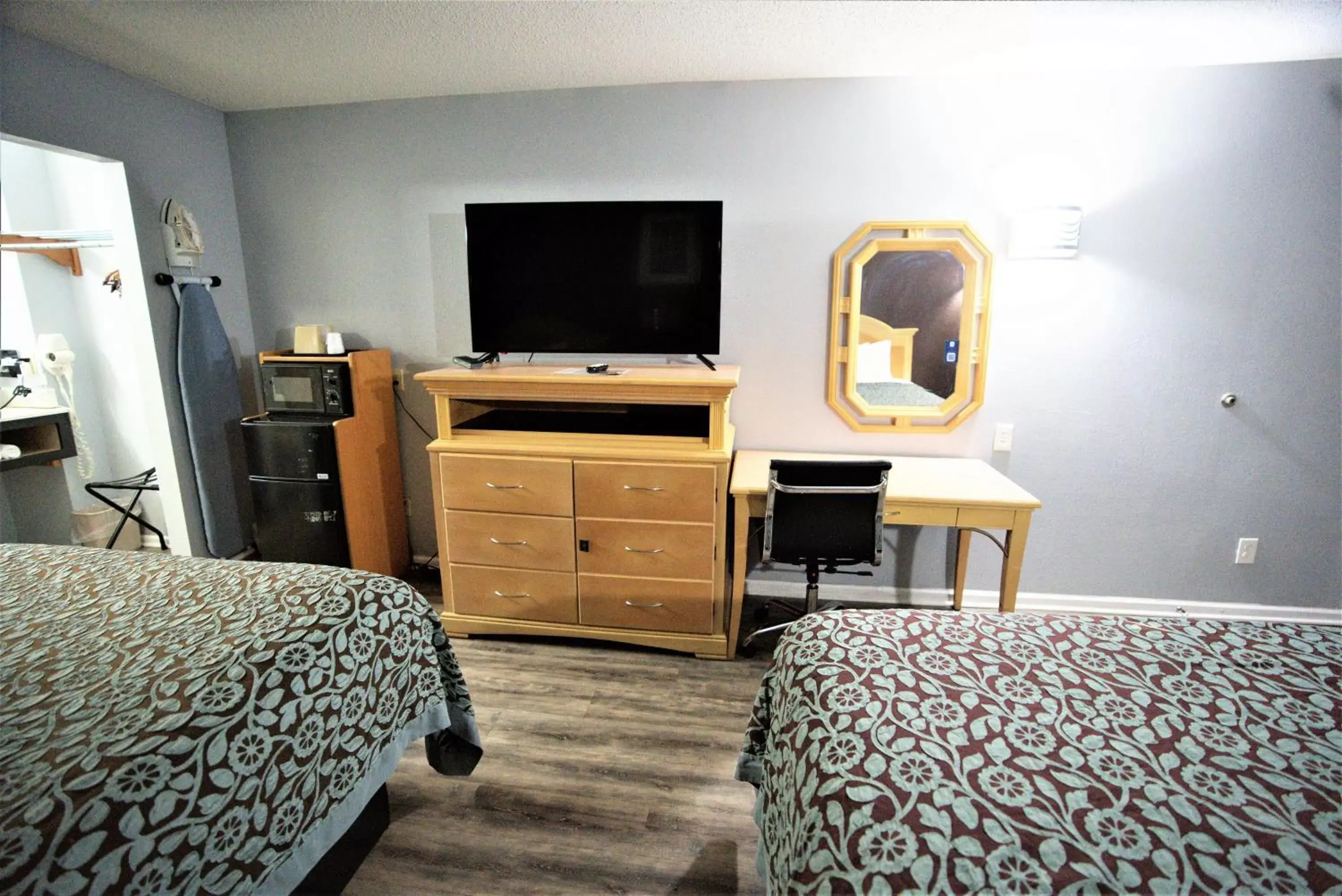 Bed, TV/Entertainment Center in Columbus Inn and Suites