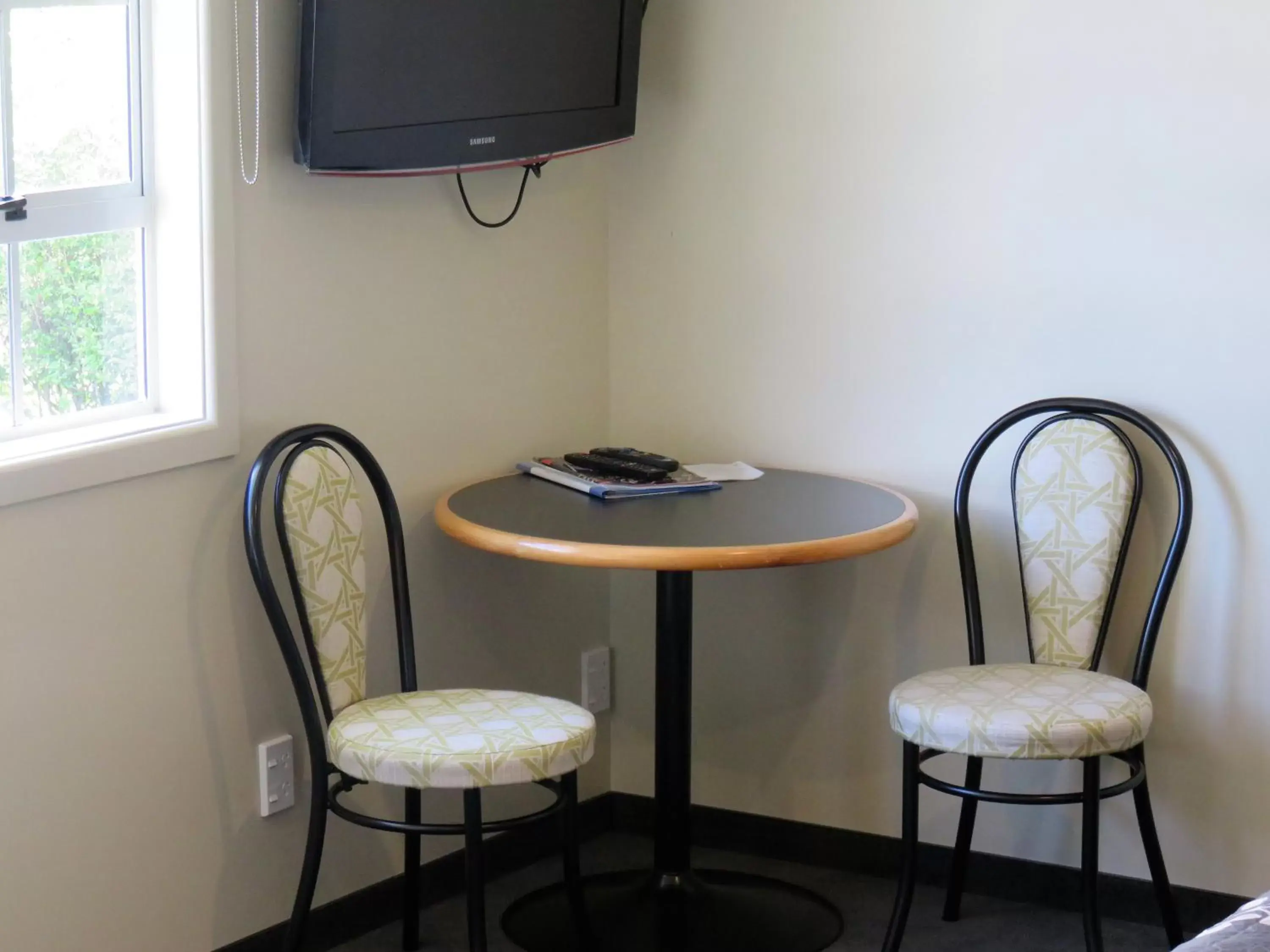 Dining area, TV/Entertainment Center in Admirals Motor Lodge