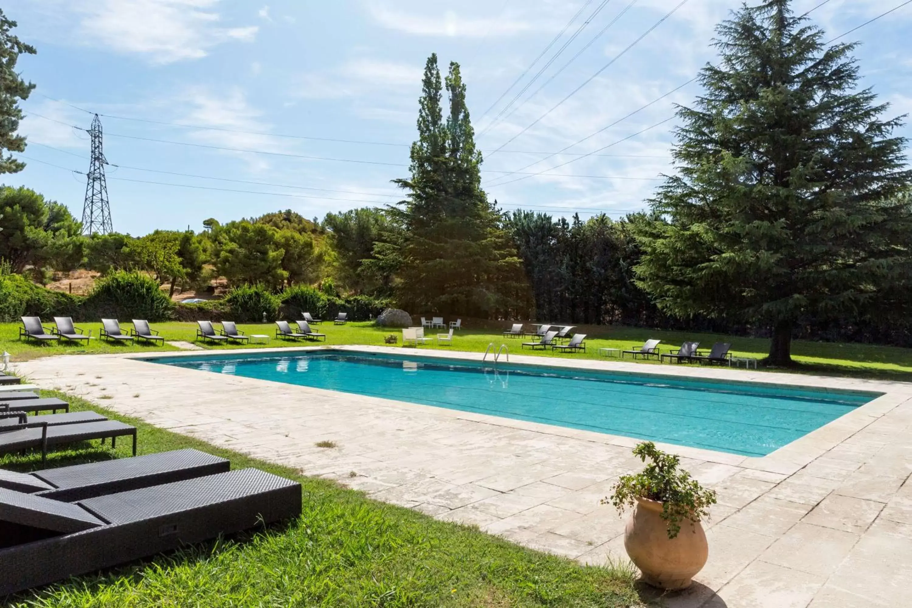 Pool view in Best Western Domaine de Roquerousse Pool view in Best Western Domaine de Roquerousse