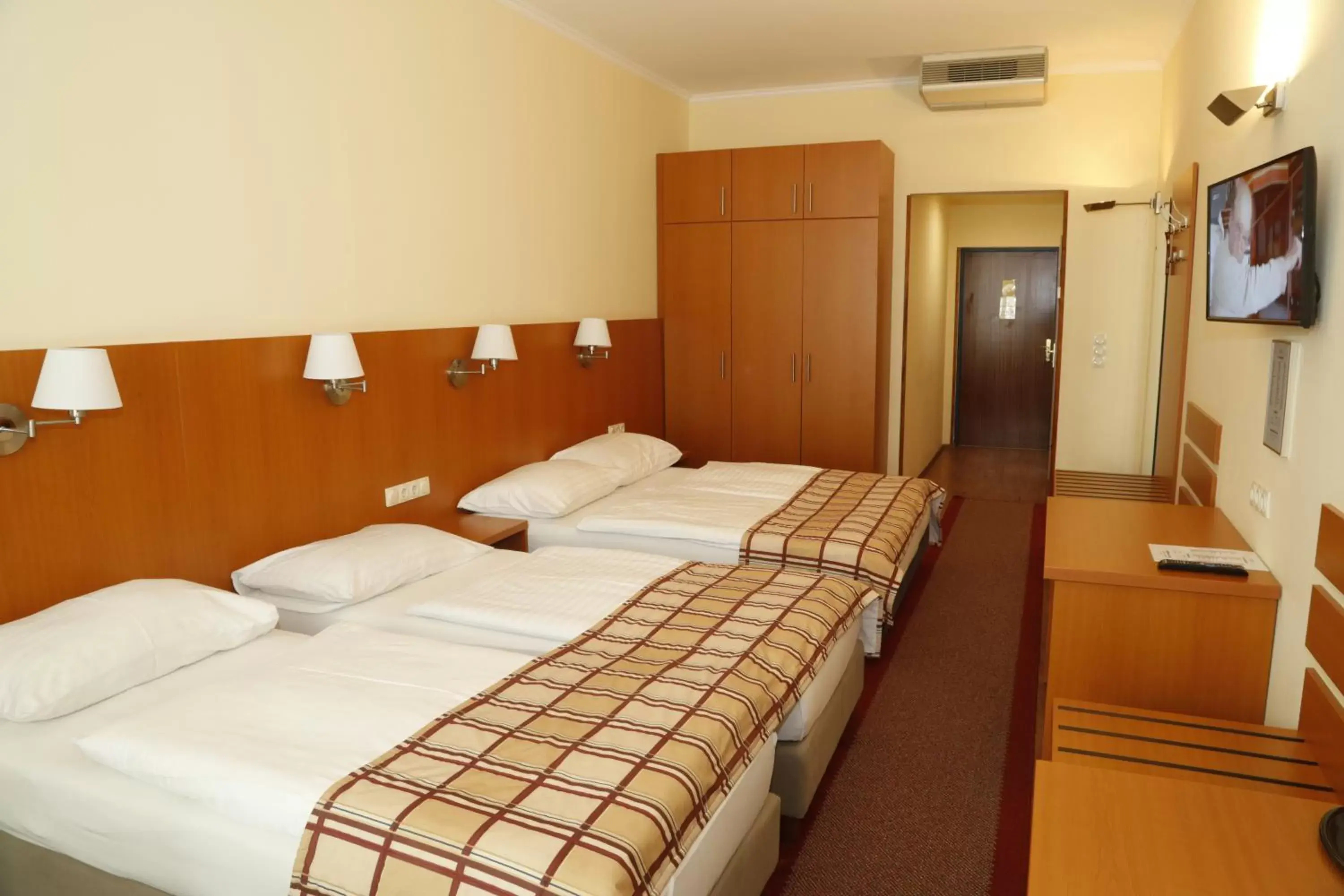 Photo of the whole room, Bed in Continental Hotel-Pension