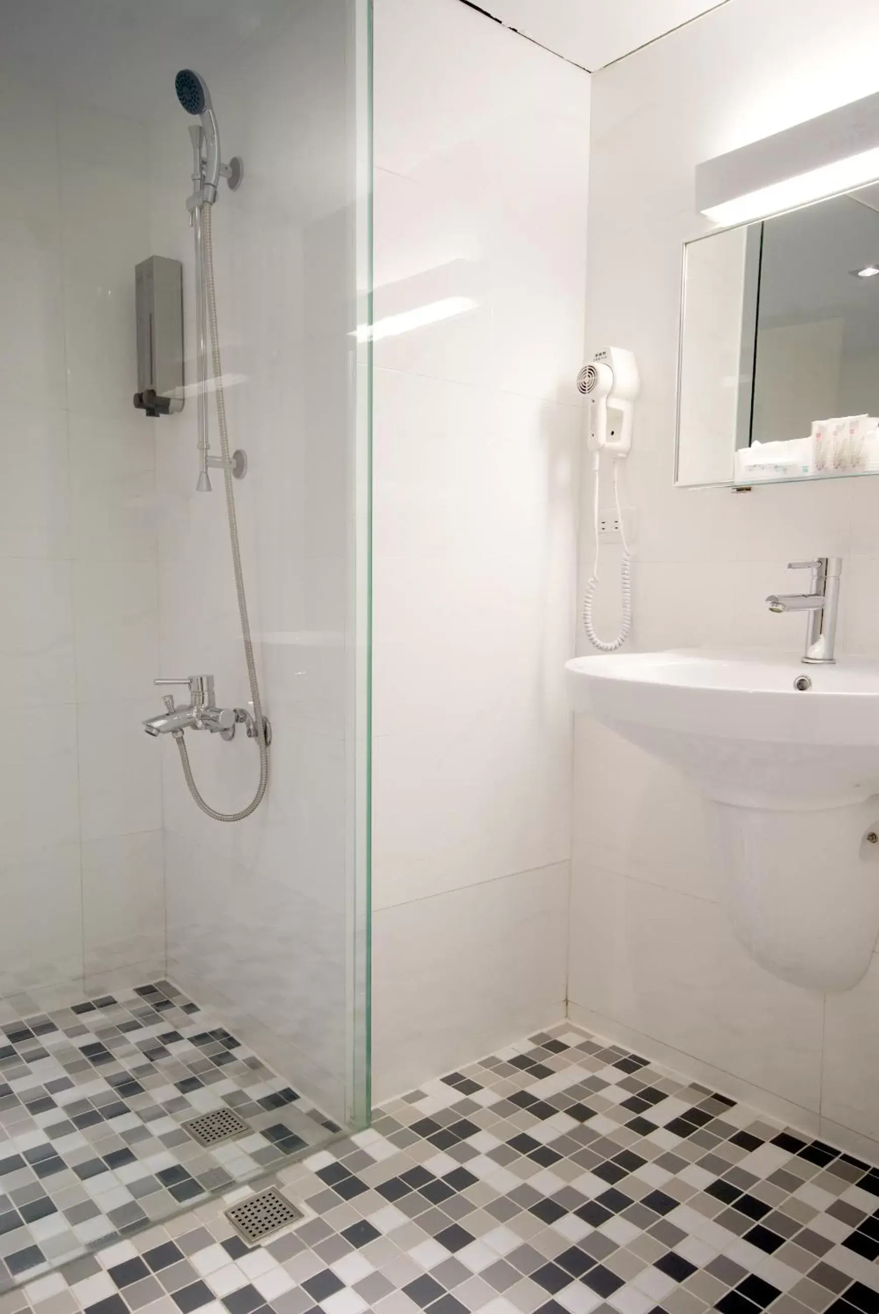 Shower, Bathroom in The Riverside Hotel Esthetics