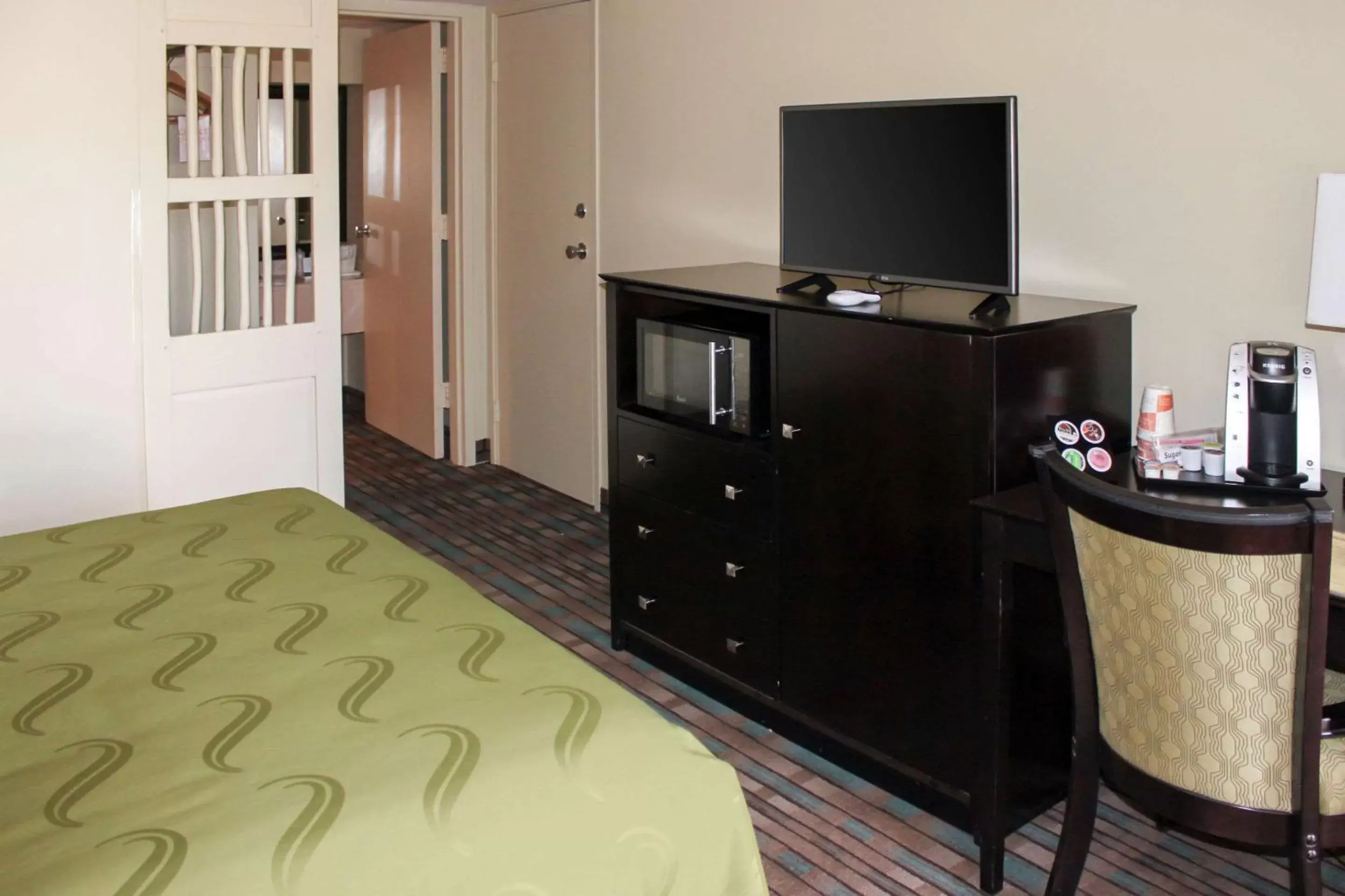 Photo of the whole room, TV/Entertainment Center in Quality Inn Navajo Nation Capital