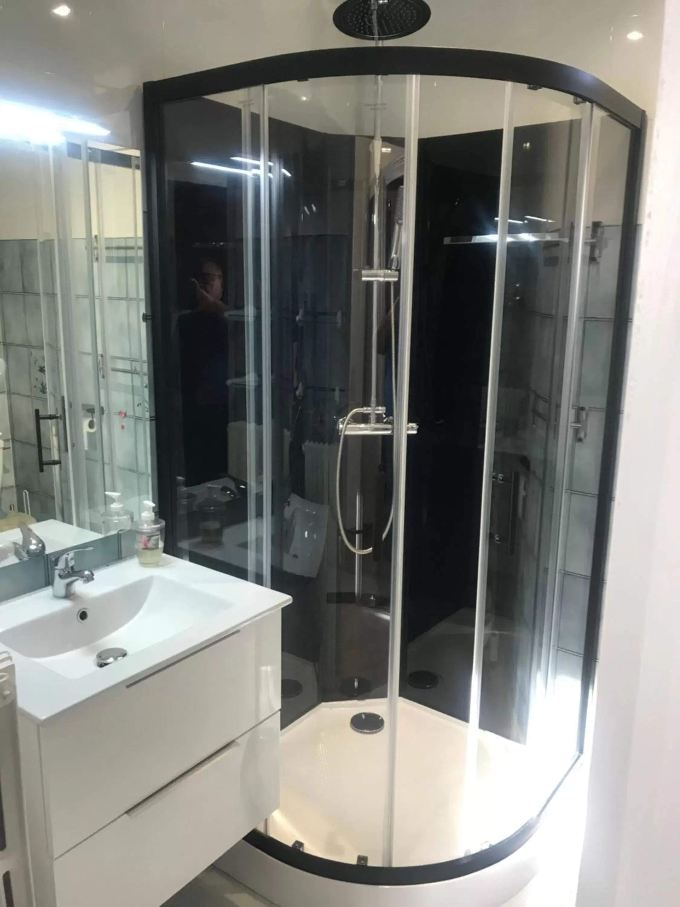 Shower, Bathroom in CHAMBRES D'HÔTES CLIMATISÉES avec CUISINE d'ÉTÉ "VILLA GOUR du PEYROL"