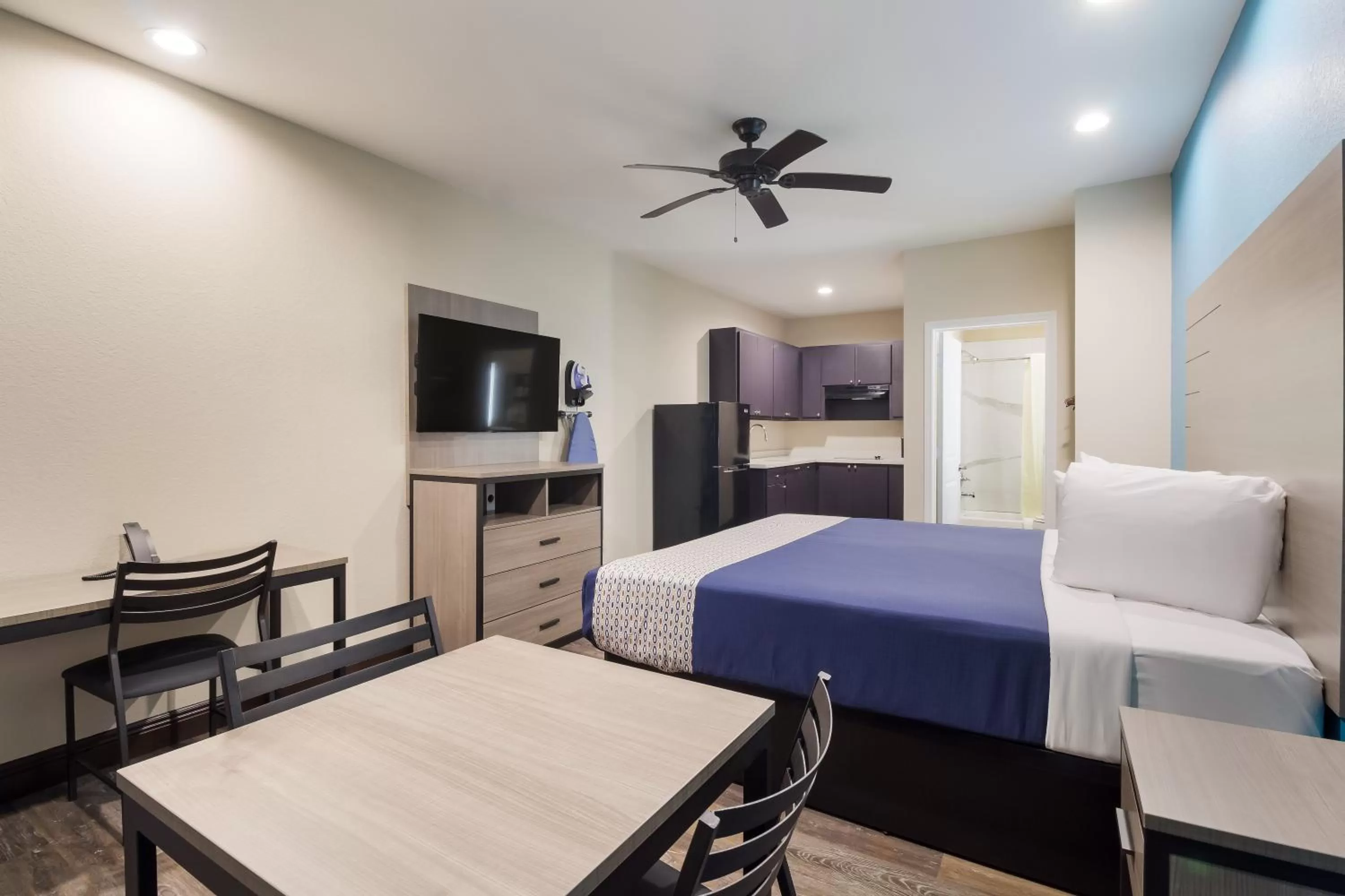 Photo of the whole room, Bed in Scottish Inns & Suites Hitchcock-Santa Fe