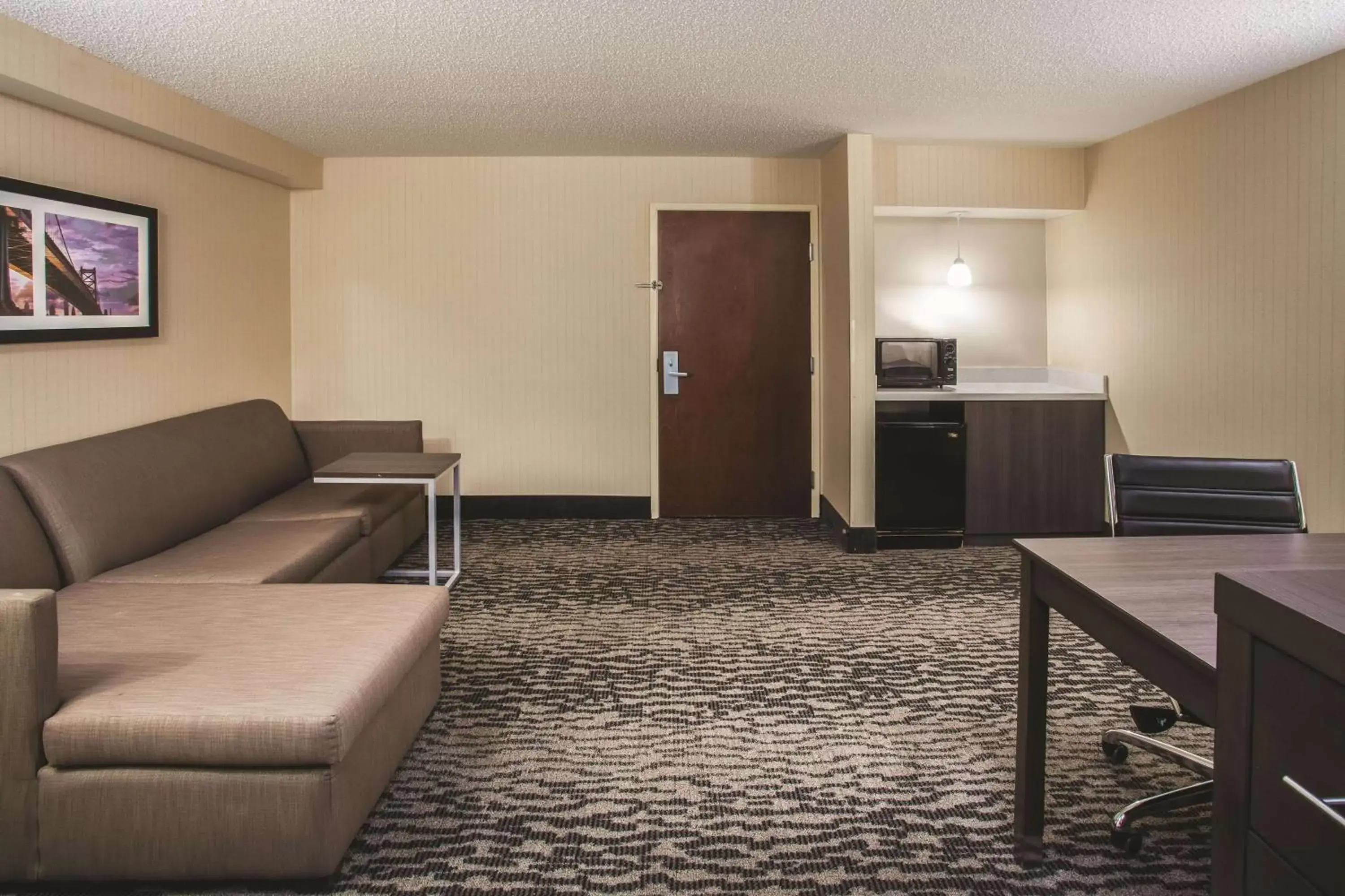 Photo of the whole room, Seating Area in La Quinta by Wyndham Newark - Elkton