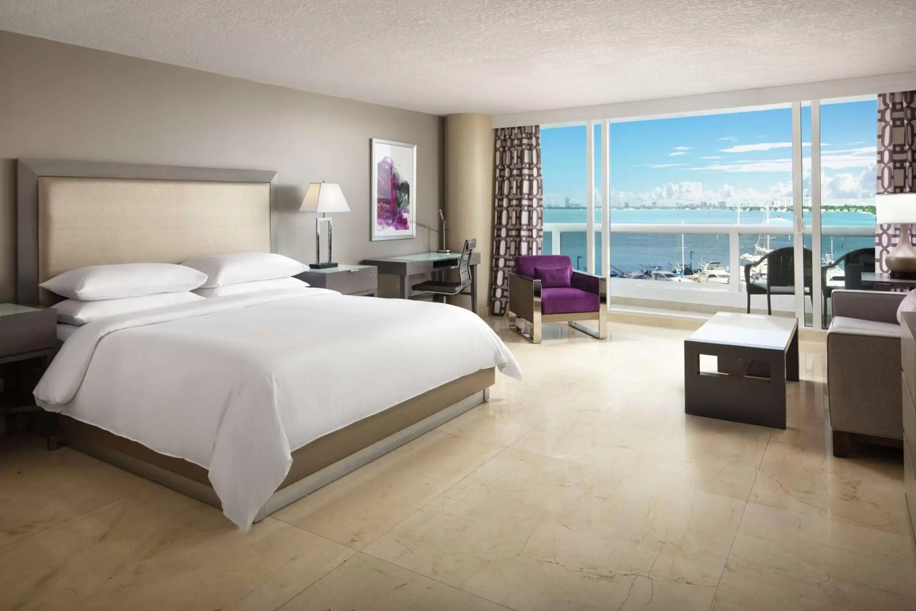Bed in DoubleTree by Hilton Grand Hotel Biscayne Bay