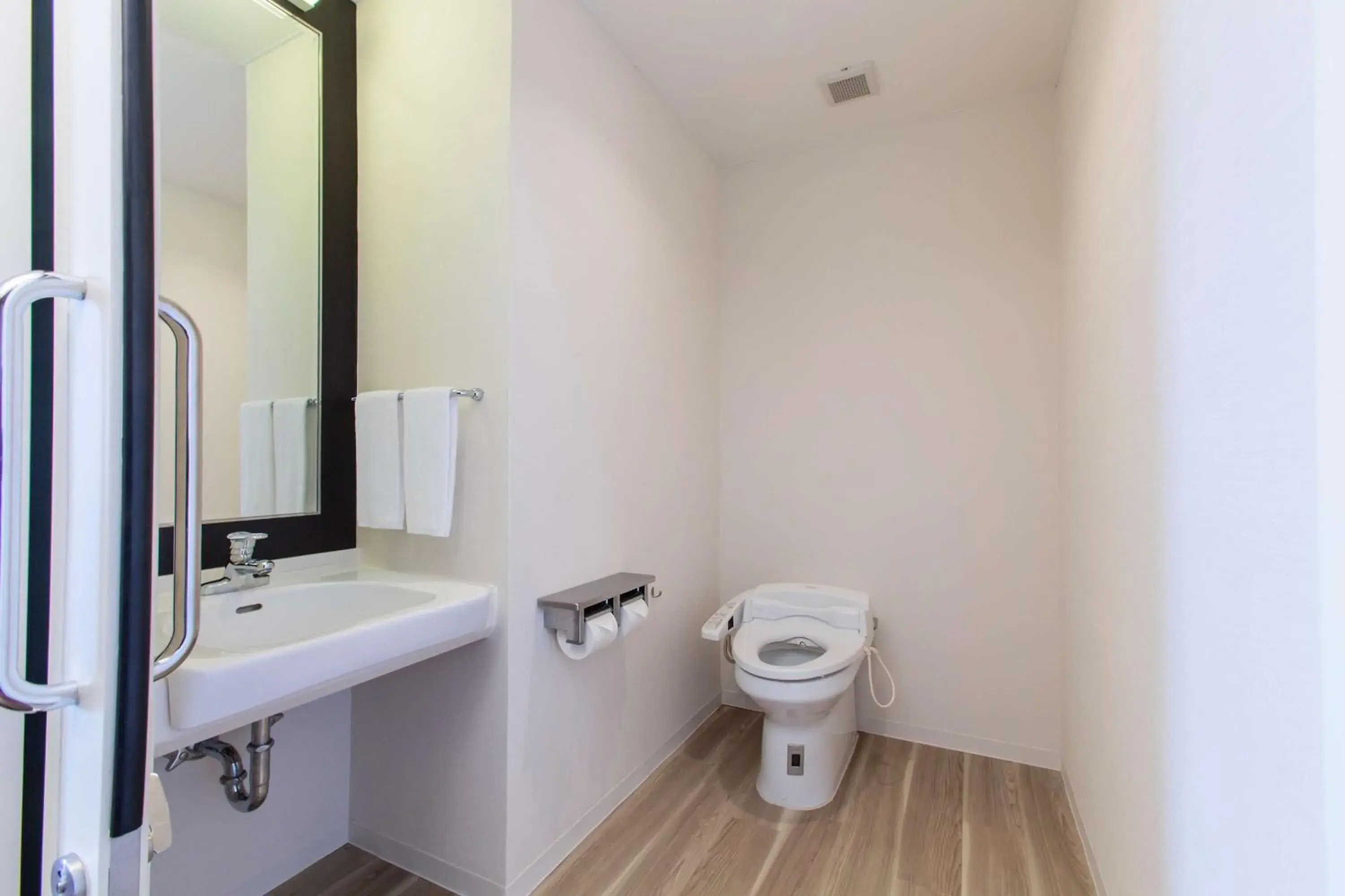 Bathroom in DoubleTree by Hilton Naha Shuri Castle Bathroom in DoubleTree by Hilton Naha Shuri Castle