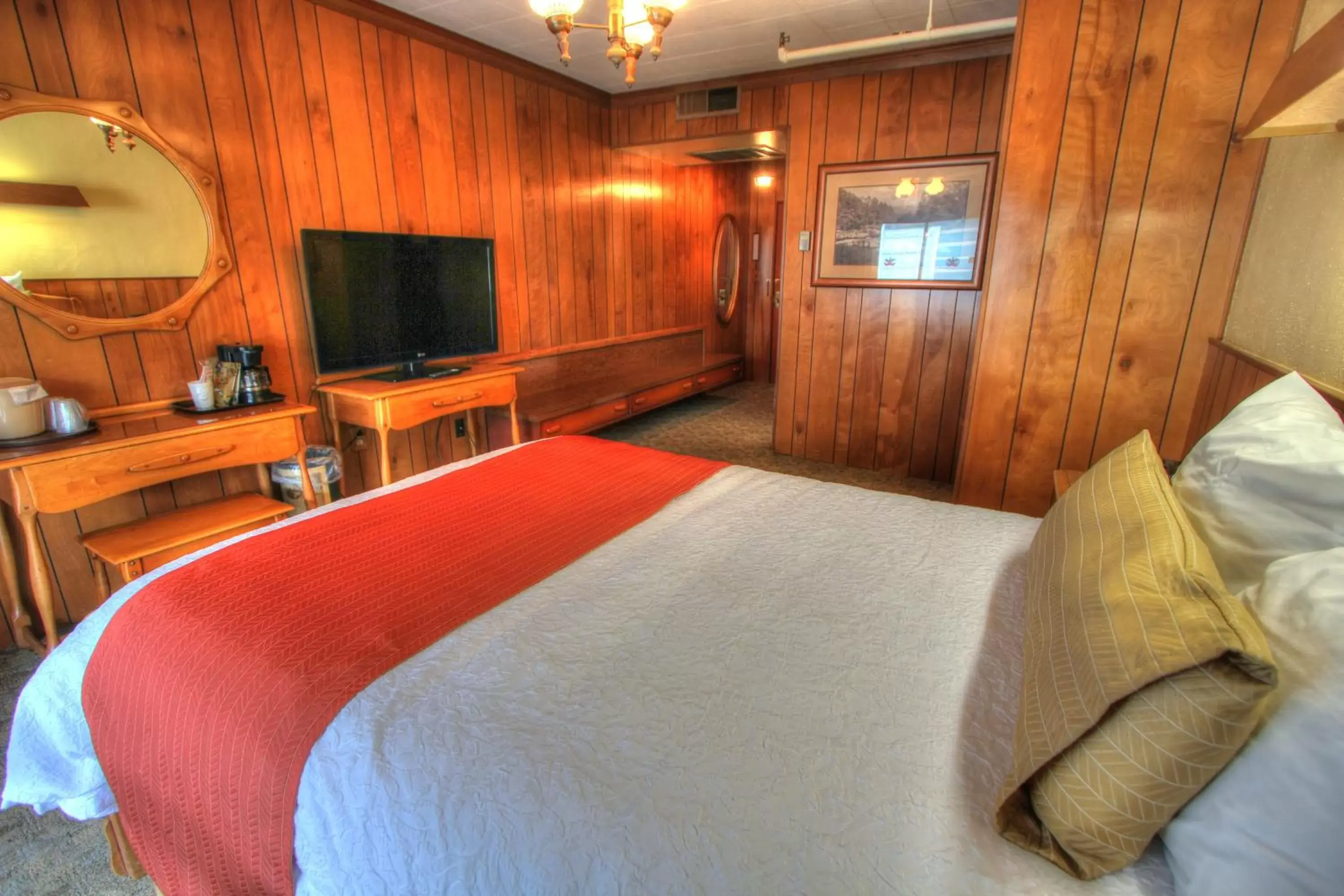 Bedroom, Bed in Gatlinburg Inn