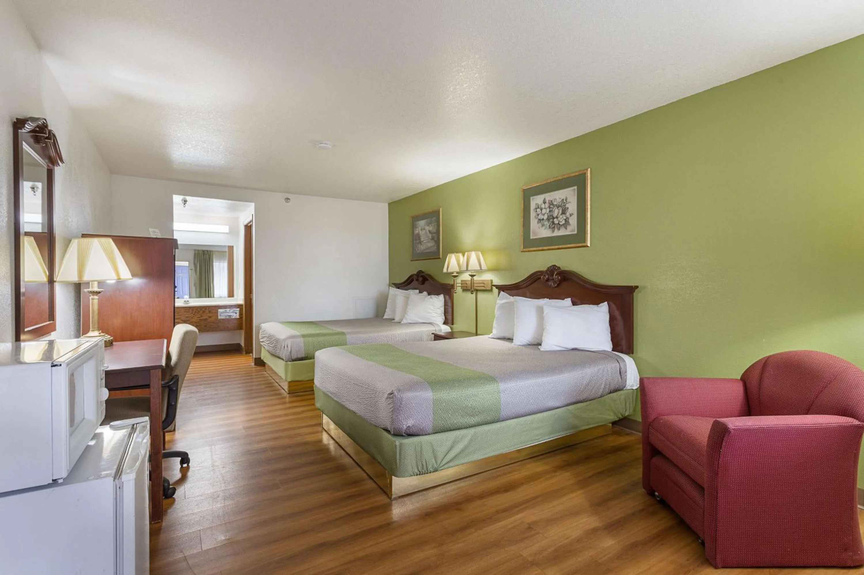 Photo of the whole room, Bed in Rodeway Inn Santa Rosa