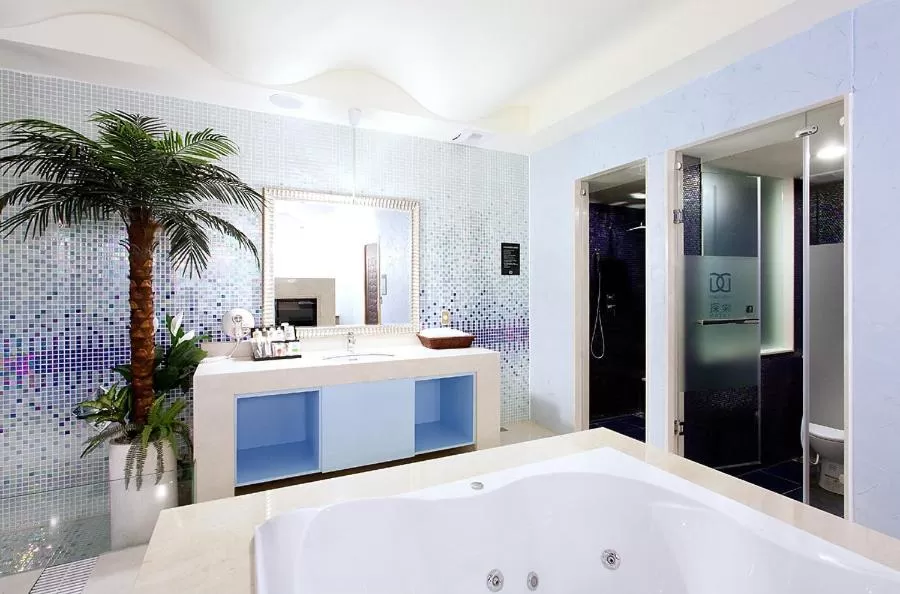 Bathroom in Discovery Motel - Yanping