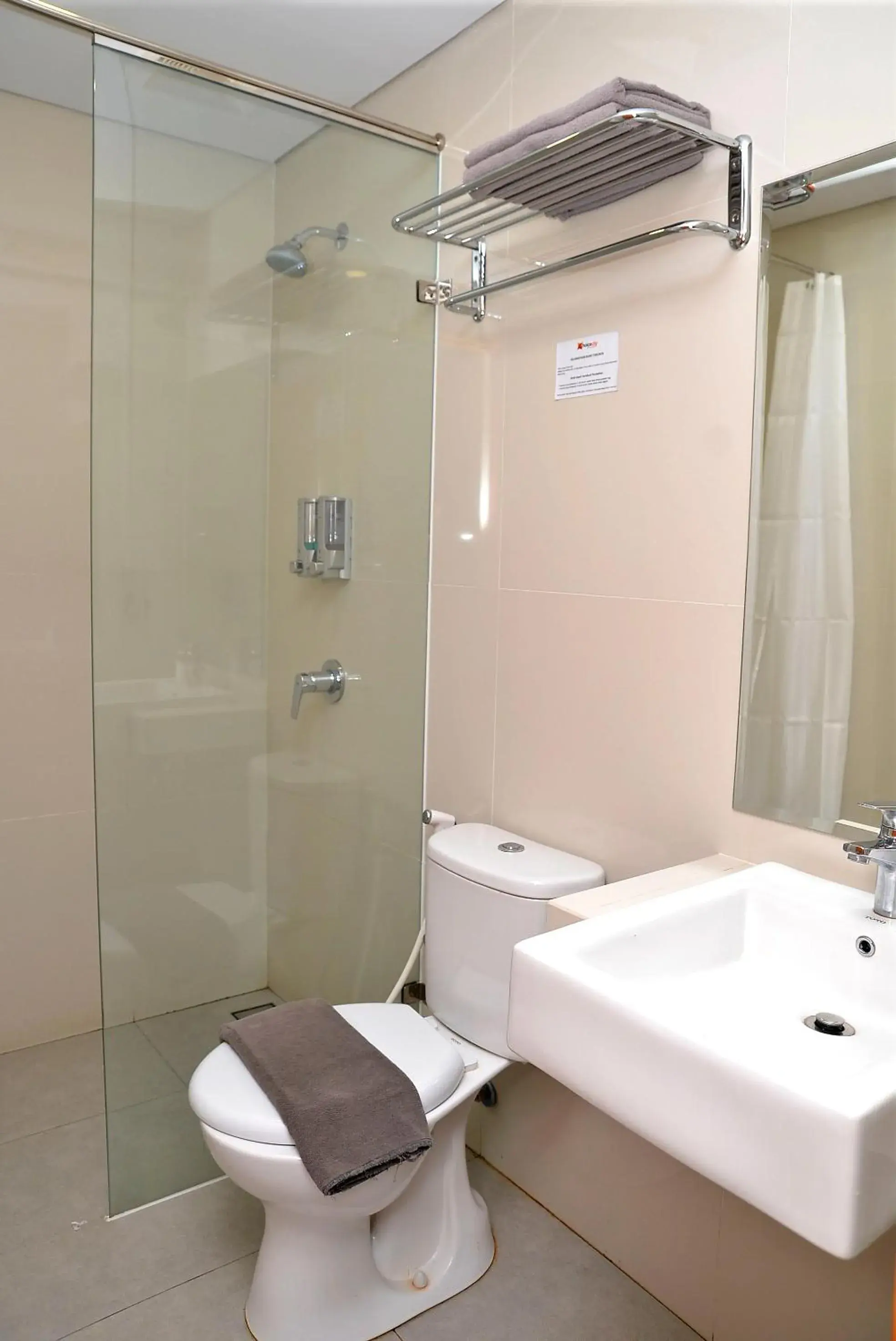 Shower, Bathroom in Choice City Hotel