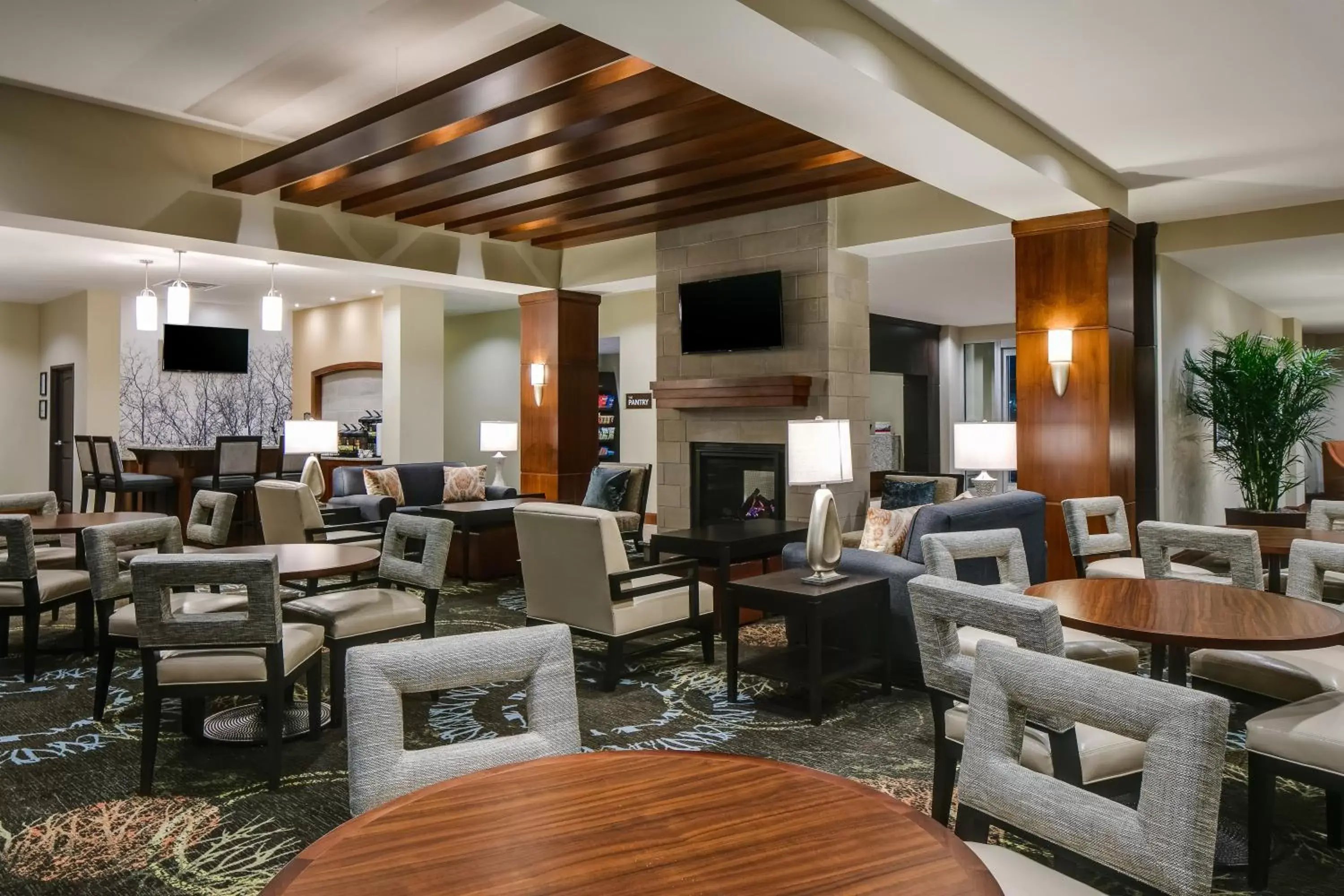 Property building, Lounge/Bar in Staybridge Suites Des Moines Downtown, an IHG Hotel