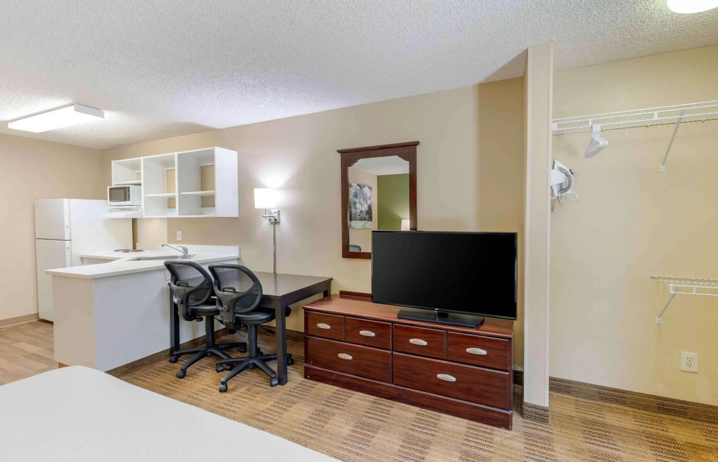 Bedroom, TV/Entertainment Center in Extended Stay America Suites - Los Angeles - Arcadia