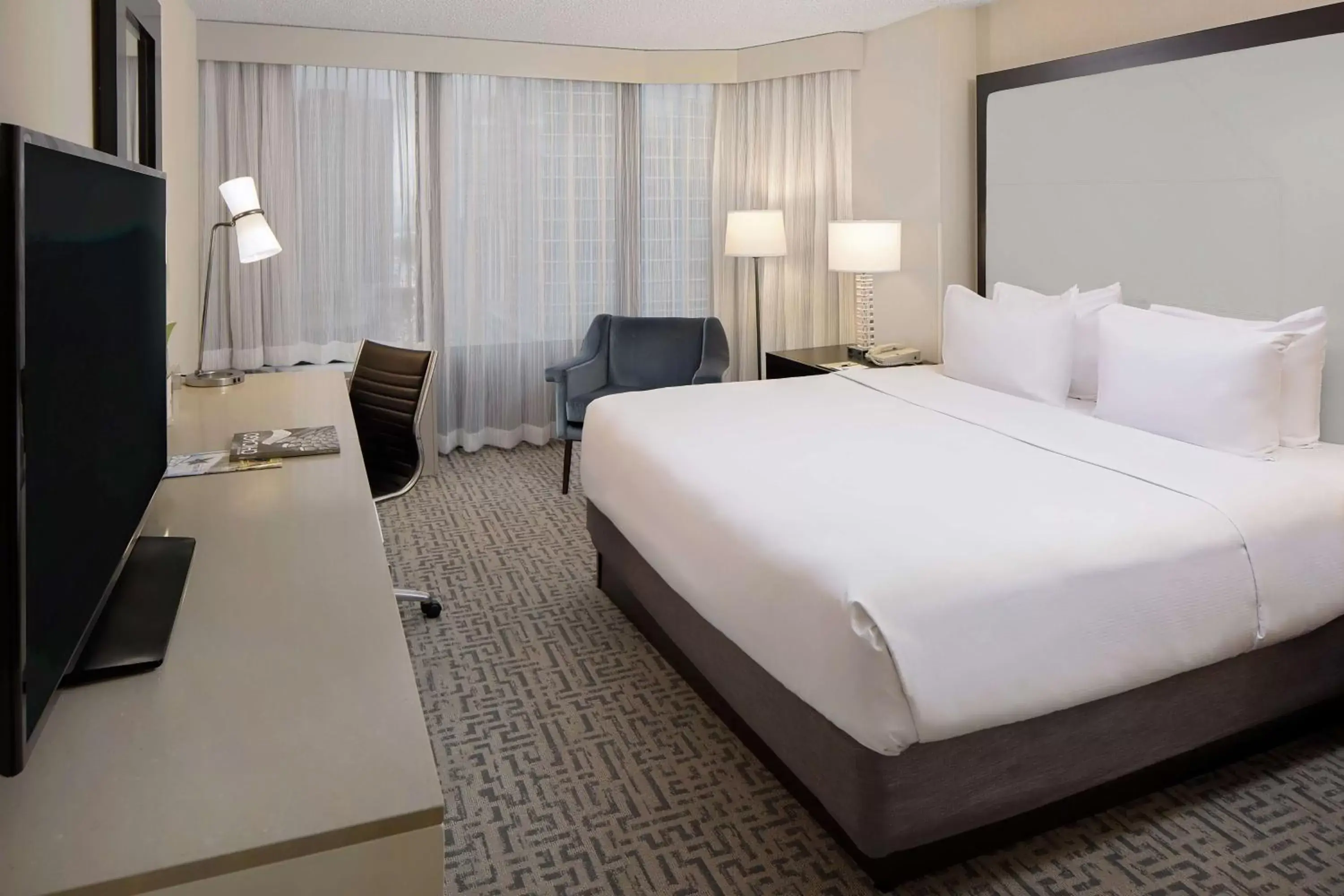 Bedroom, Bed in DoubleTree by Hilton Chicago Magnificent Mile