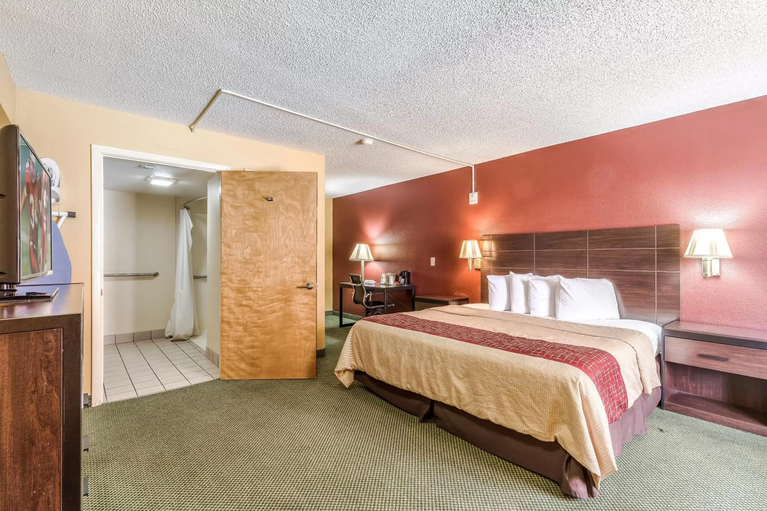 Photo of the whole room, Bed in Red Roof Inn Amarillo West