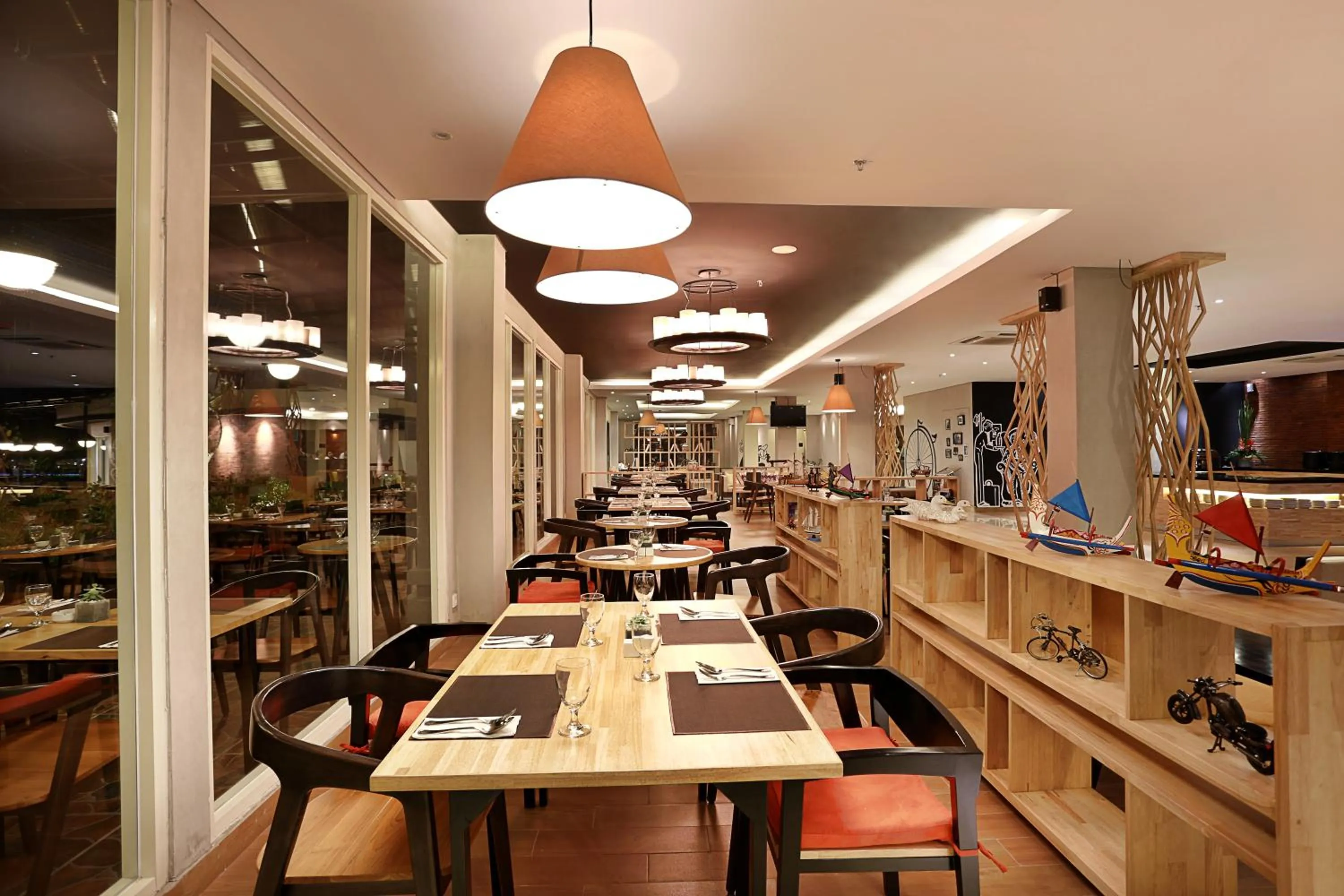 Restaurant/Places to Eat in Golden Tulip Essential Denpasar Hotel